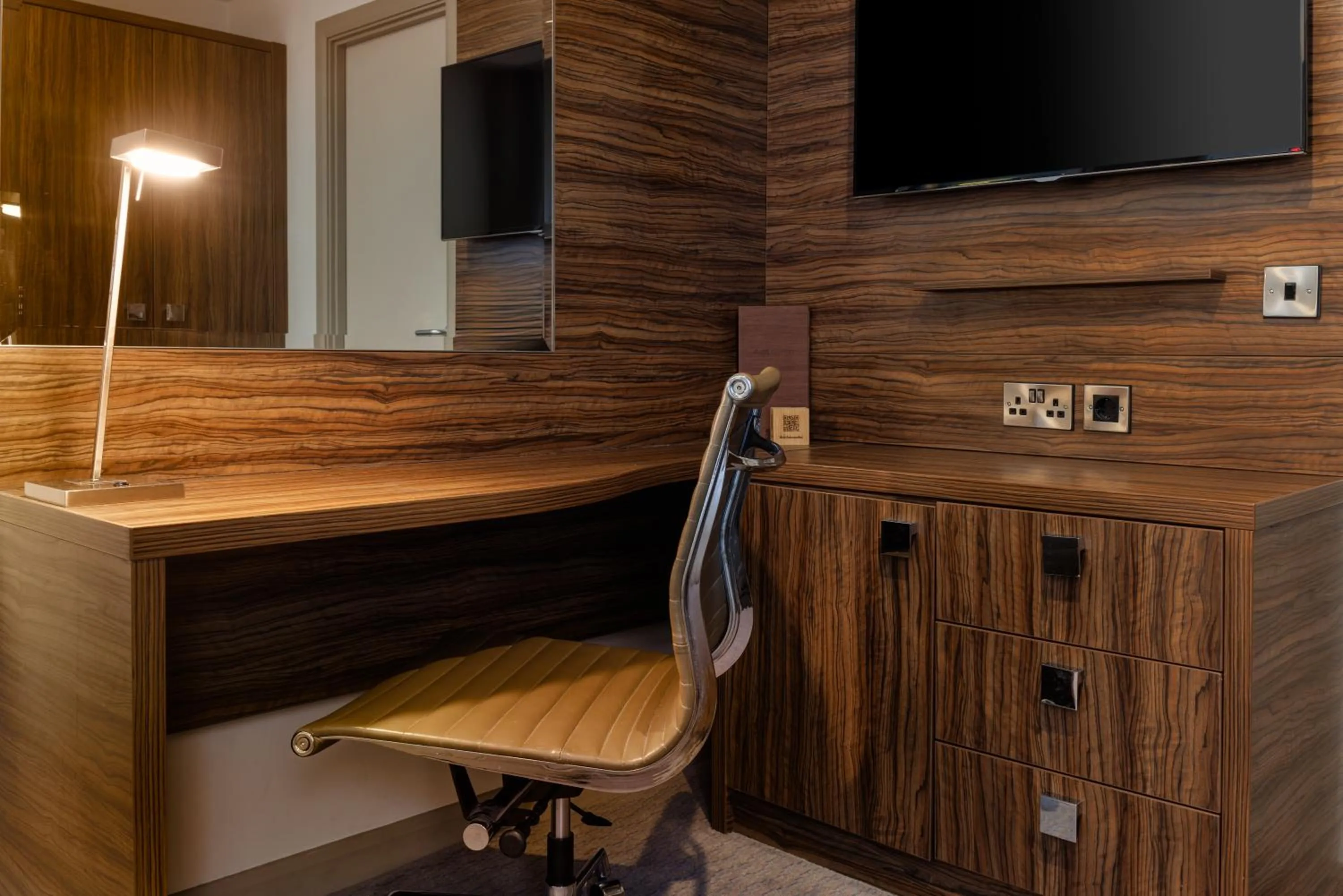 TV and multimedia in DoubleTree by Hilton London Angel Kings Cross