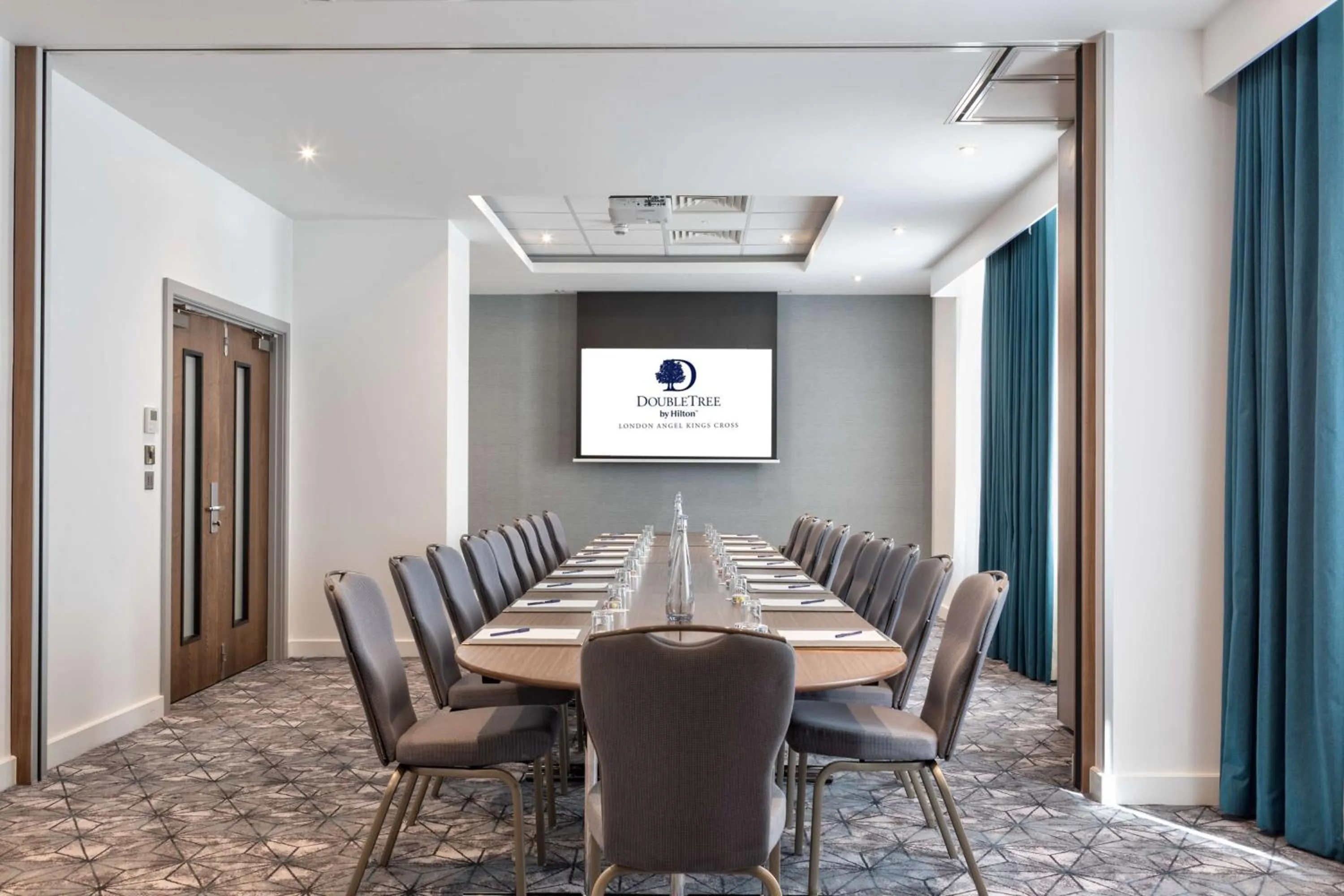 Meeting/conference room in DoubleTree by Hilton London Angel Kings Cross