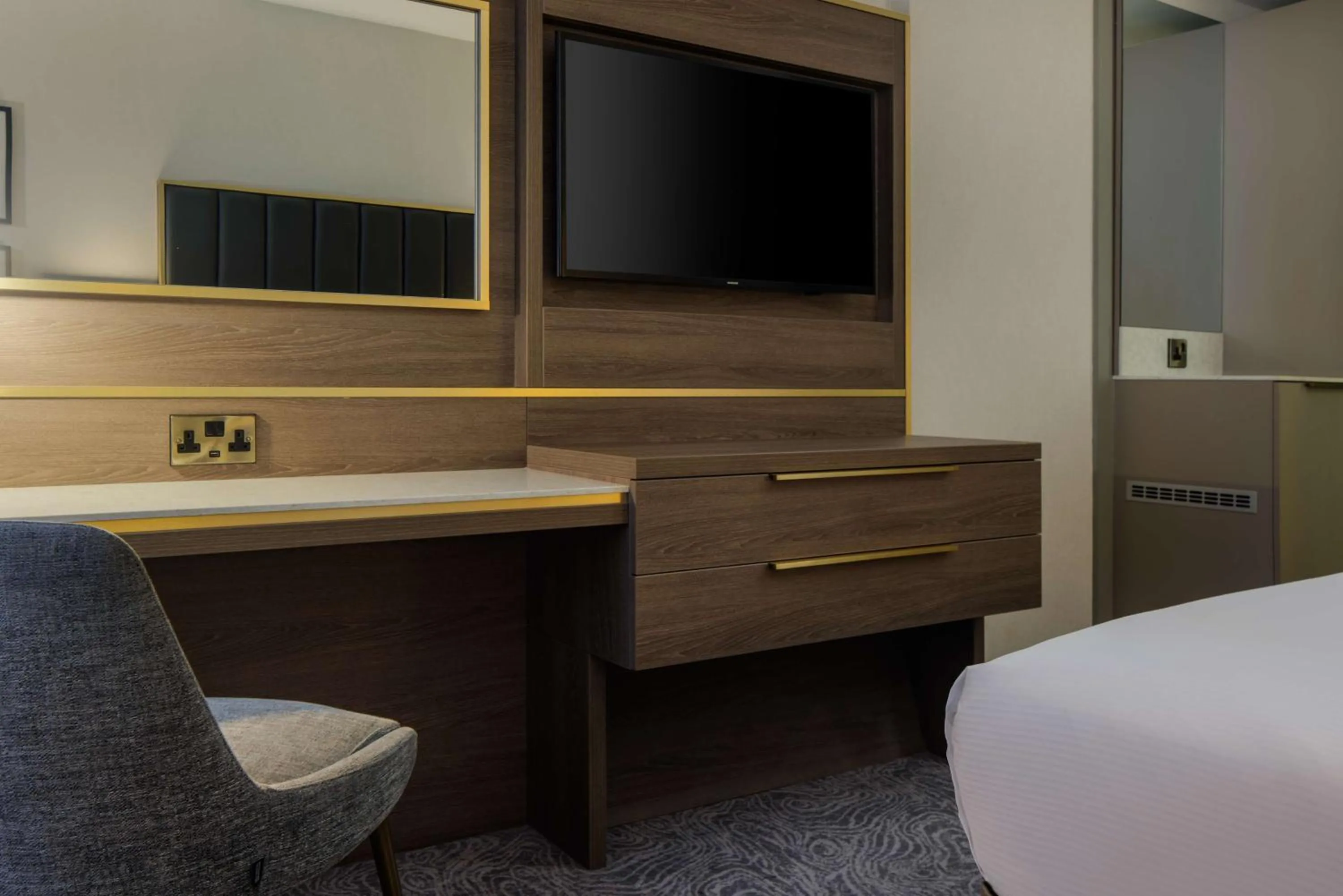 Bedroom, Bed in DoubleTree by Hilton London Angel Kings Cross