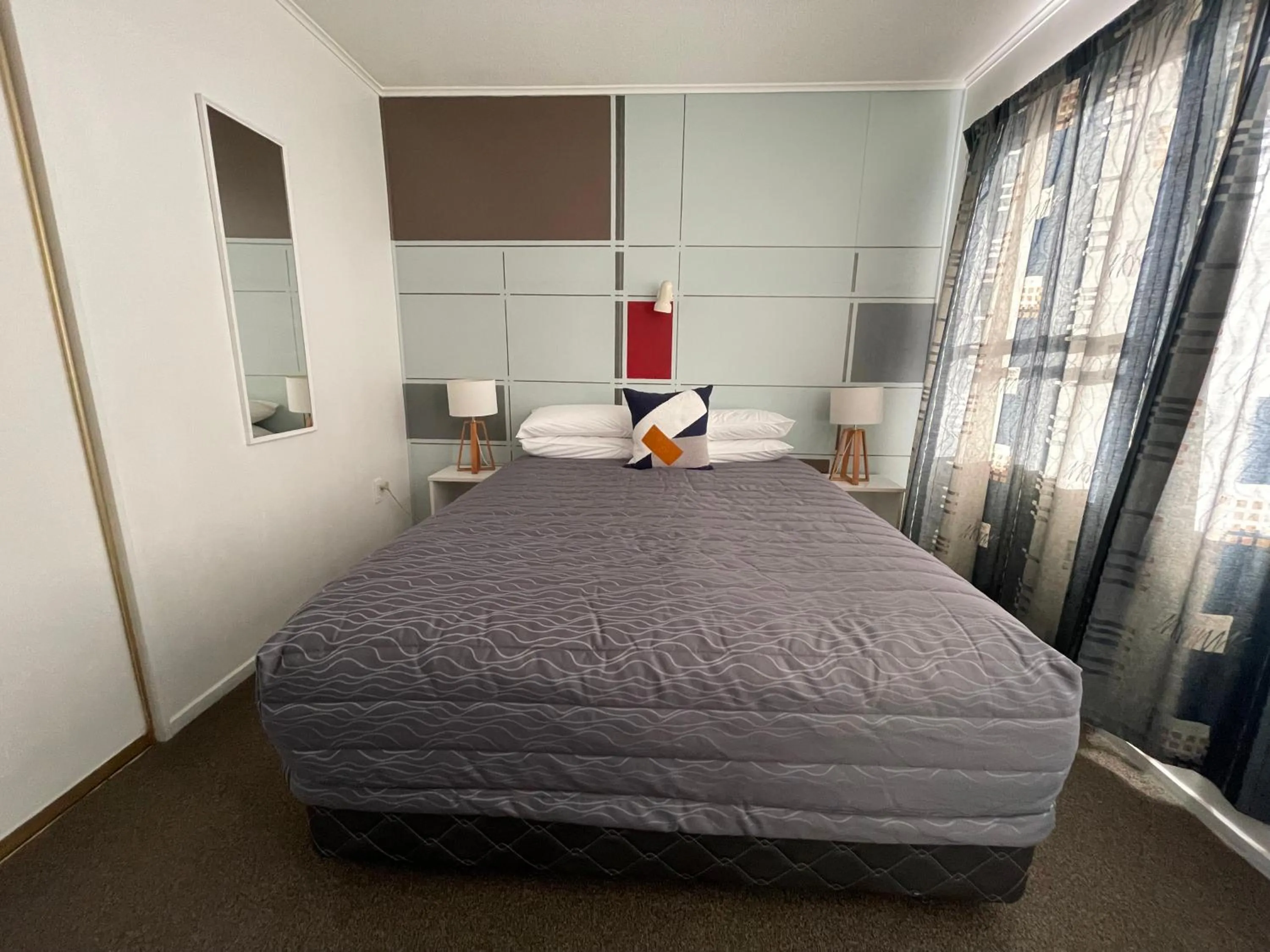 Bedroom, Bed in Alpine View Motel