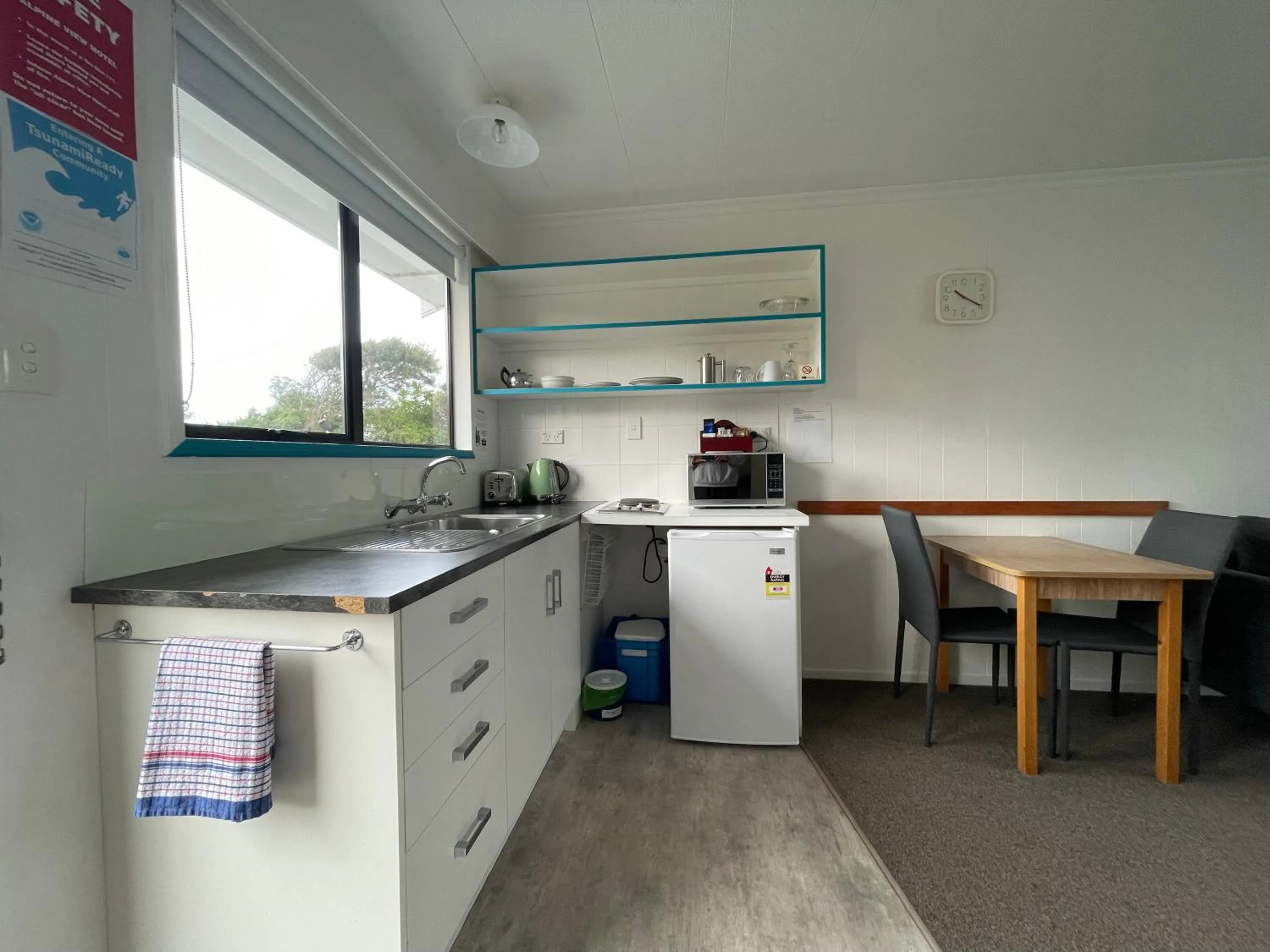 Kitchen or kitchenette in Alpine View Motel