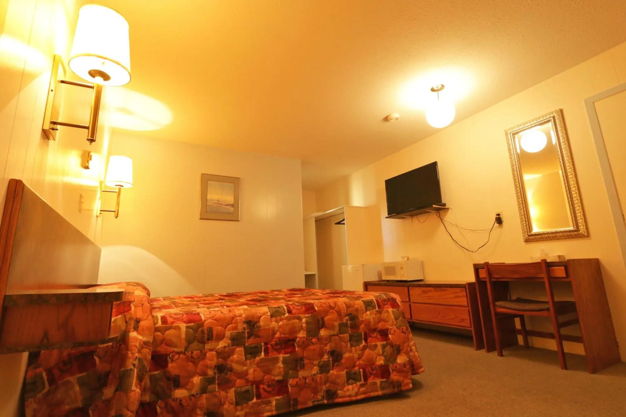 Photo of the whole room in Sunset Motel