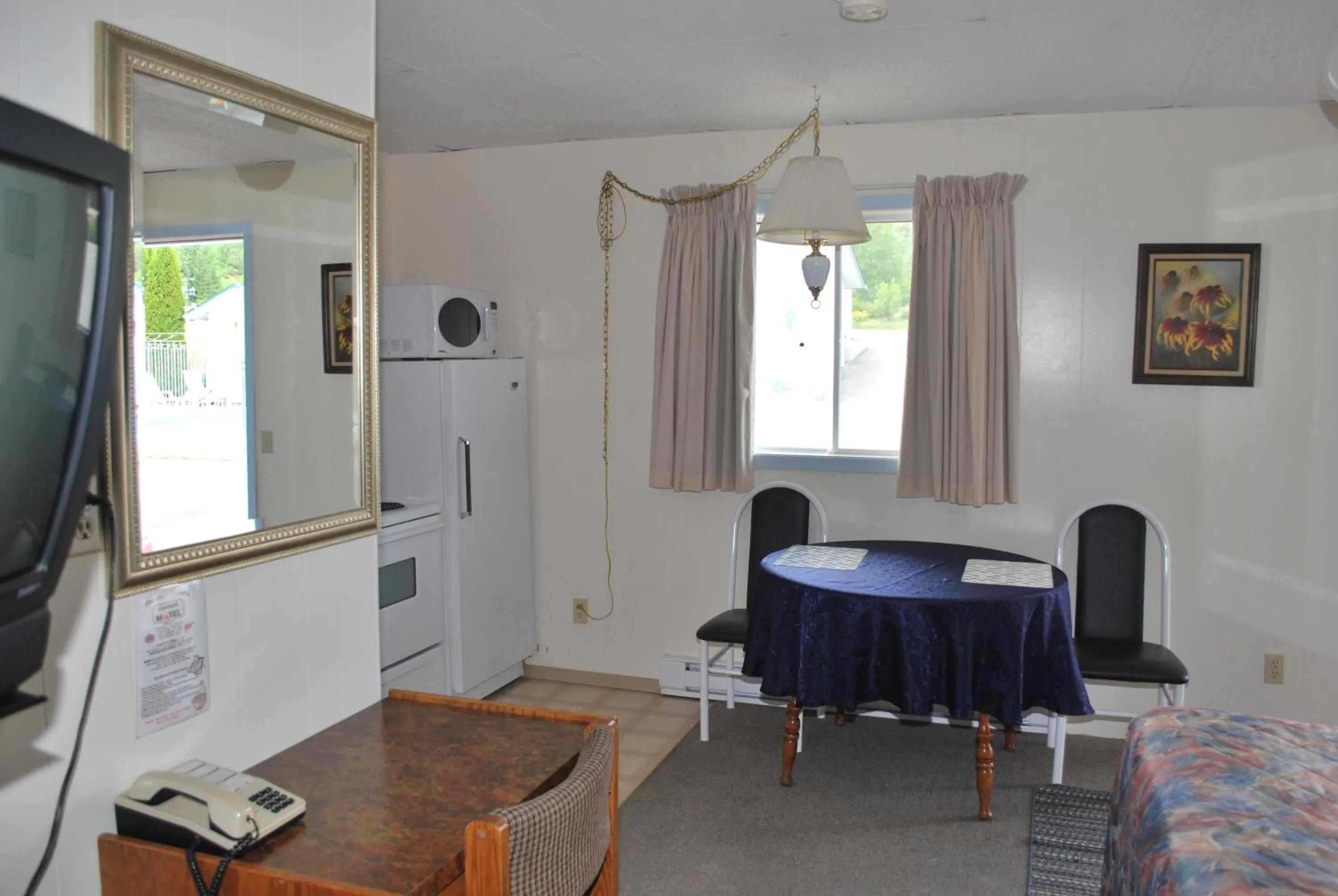 Dining area in Sunset Motel