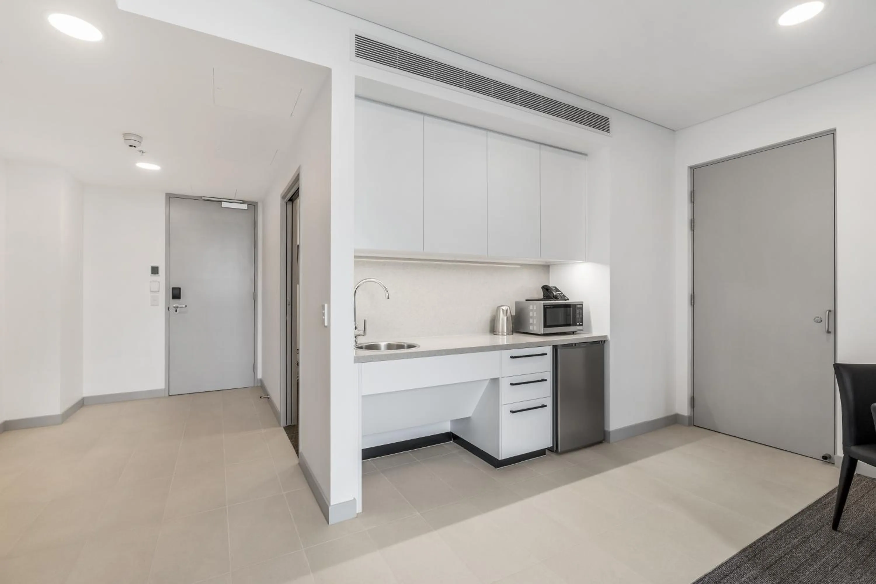 Kitchen or kitchenette in Essence Suites Taringa