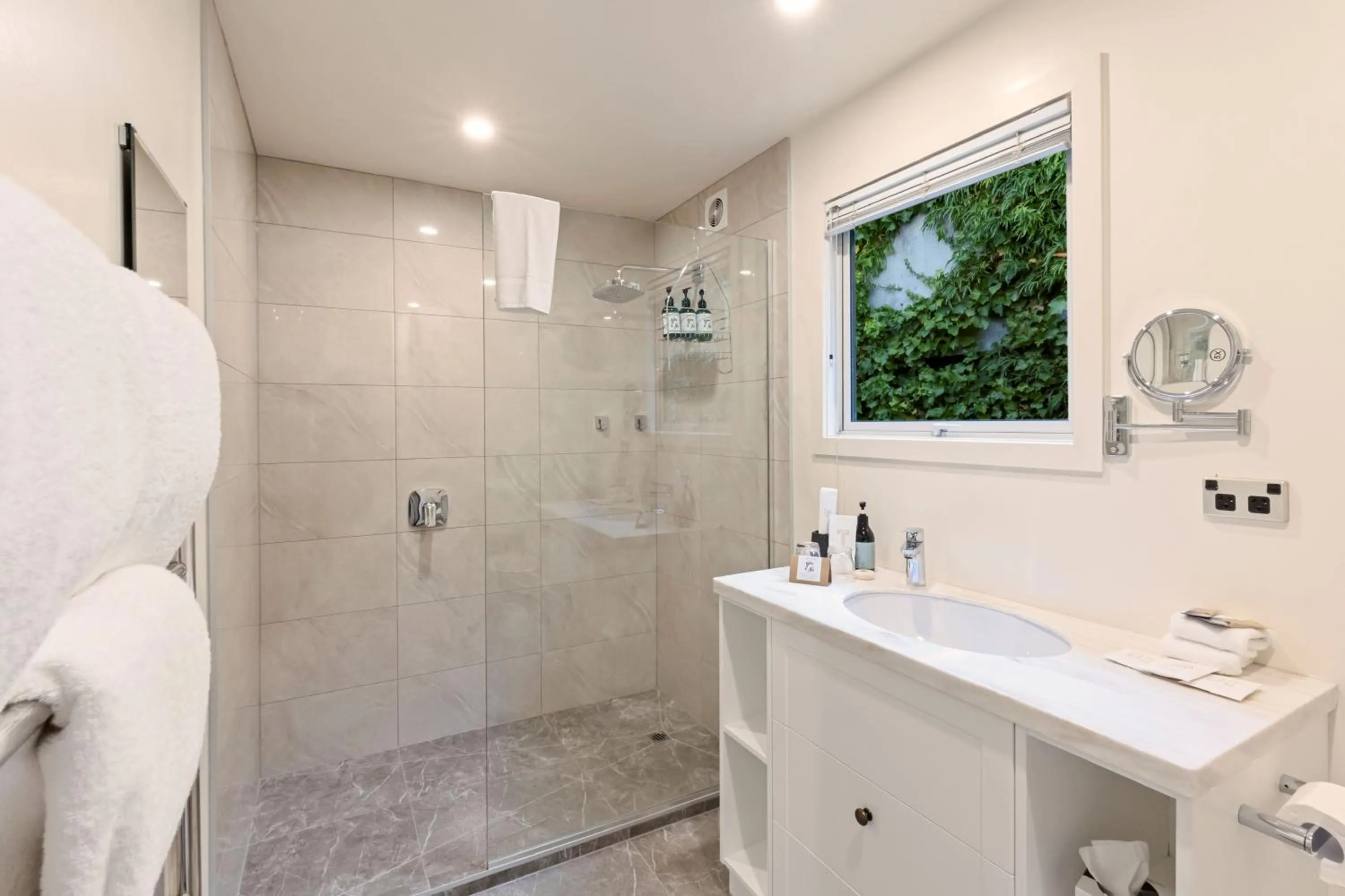 Bathroom in Queenstown House Bed & Breakfast and Apartments