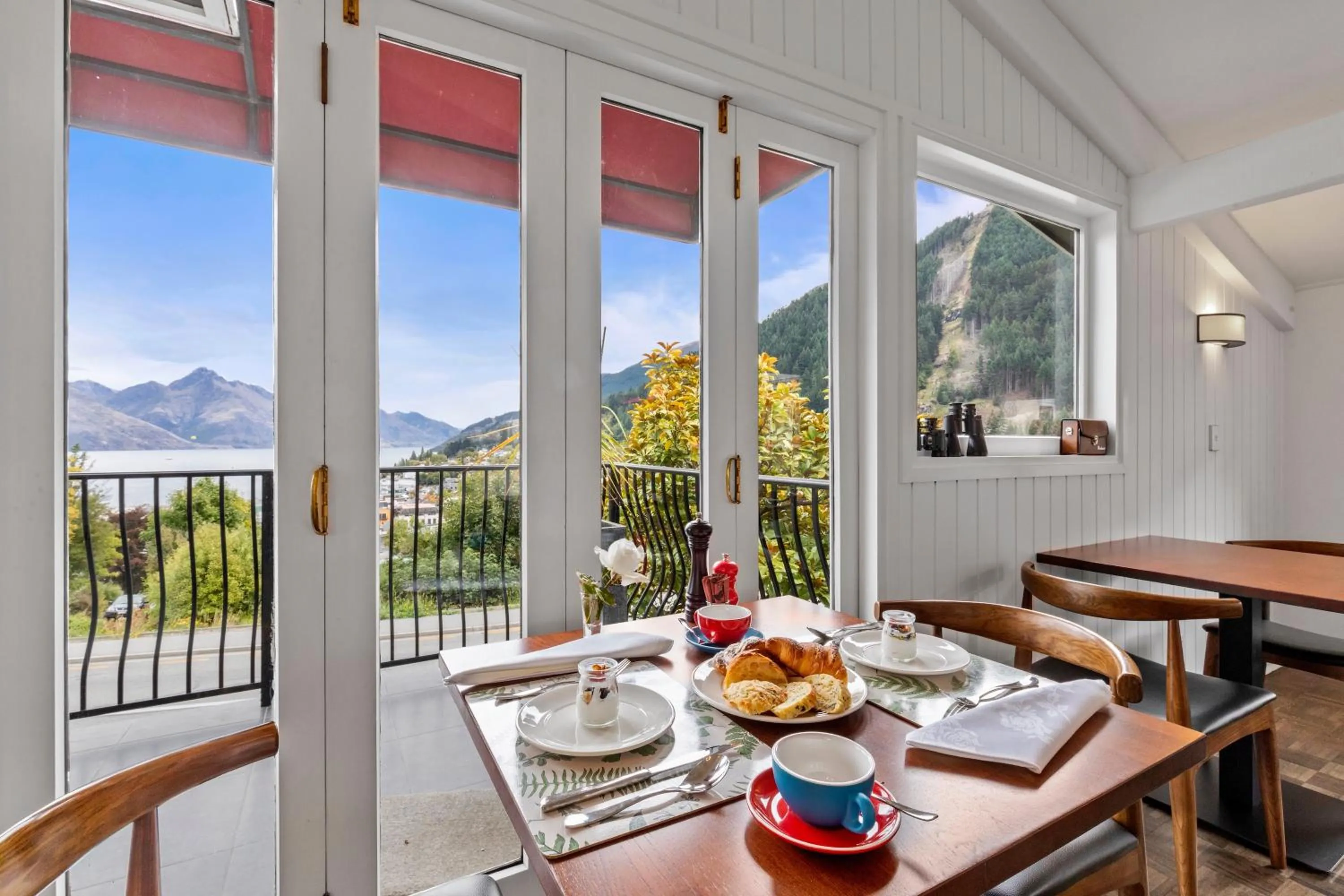 Breakfast in Queenstown House Bed & Breakfast and Apartments