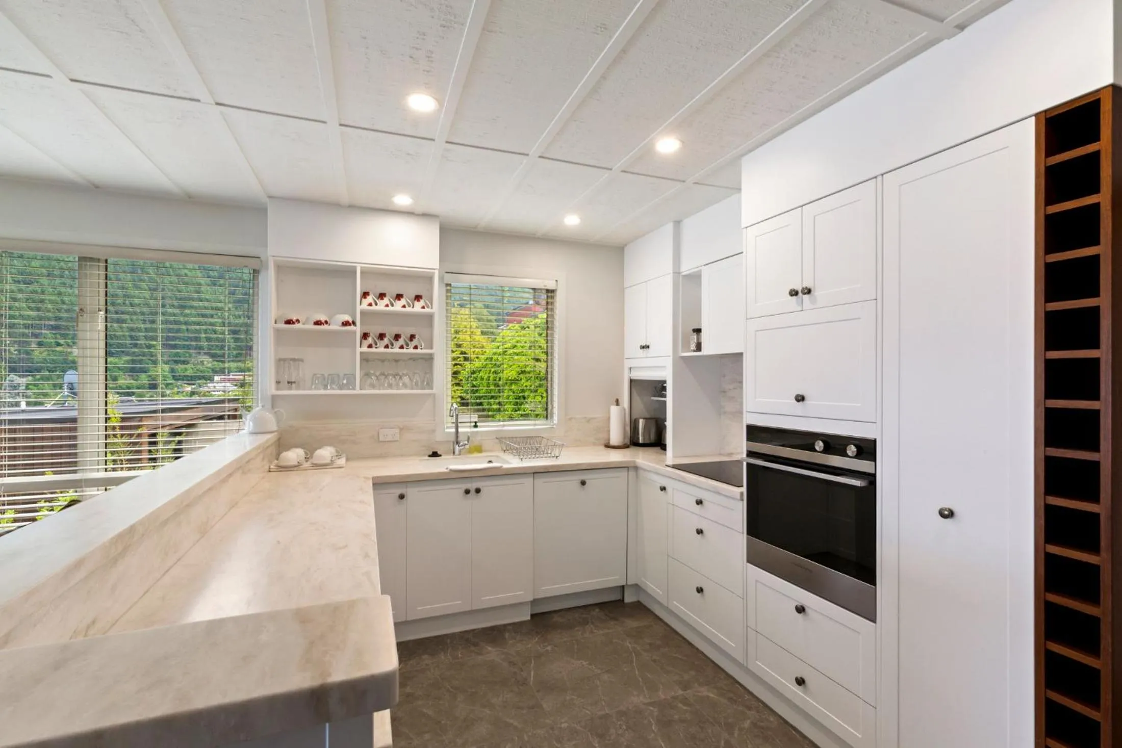 Kitchen or kitchenette in Queenstown House Bed & Breakfast and Apartments