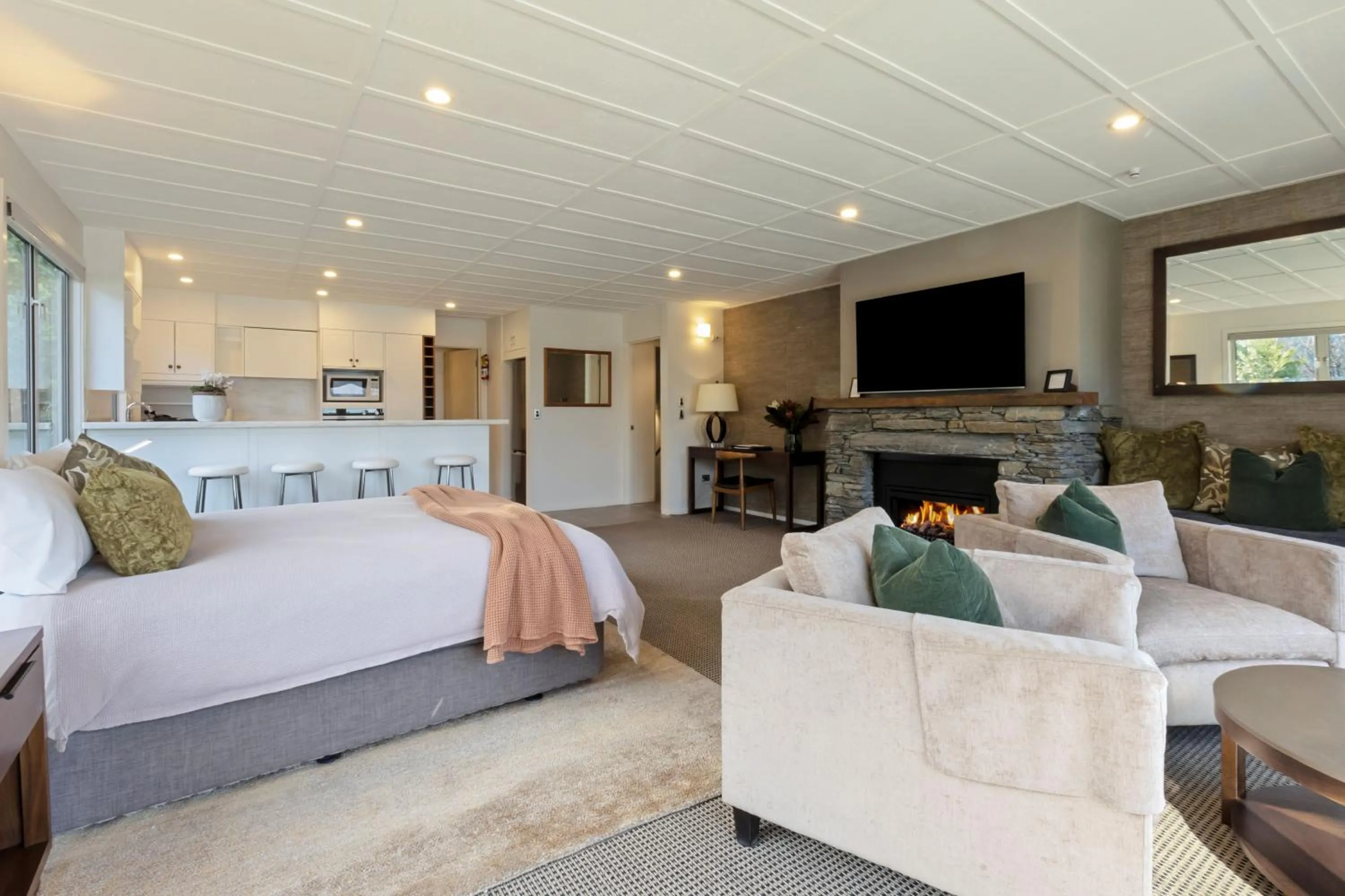 fireplace, Bed in Queenstown House Bed & Breakfast and Apartments