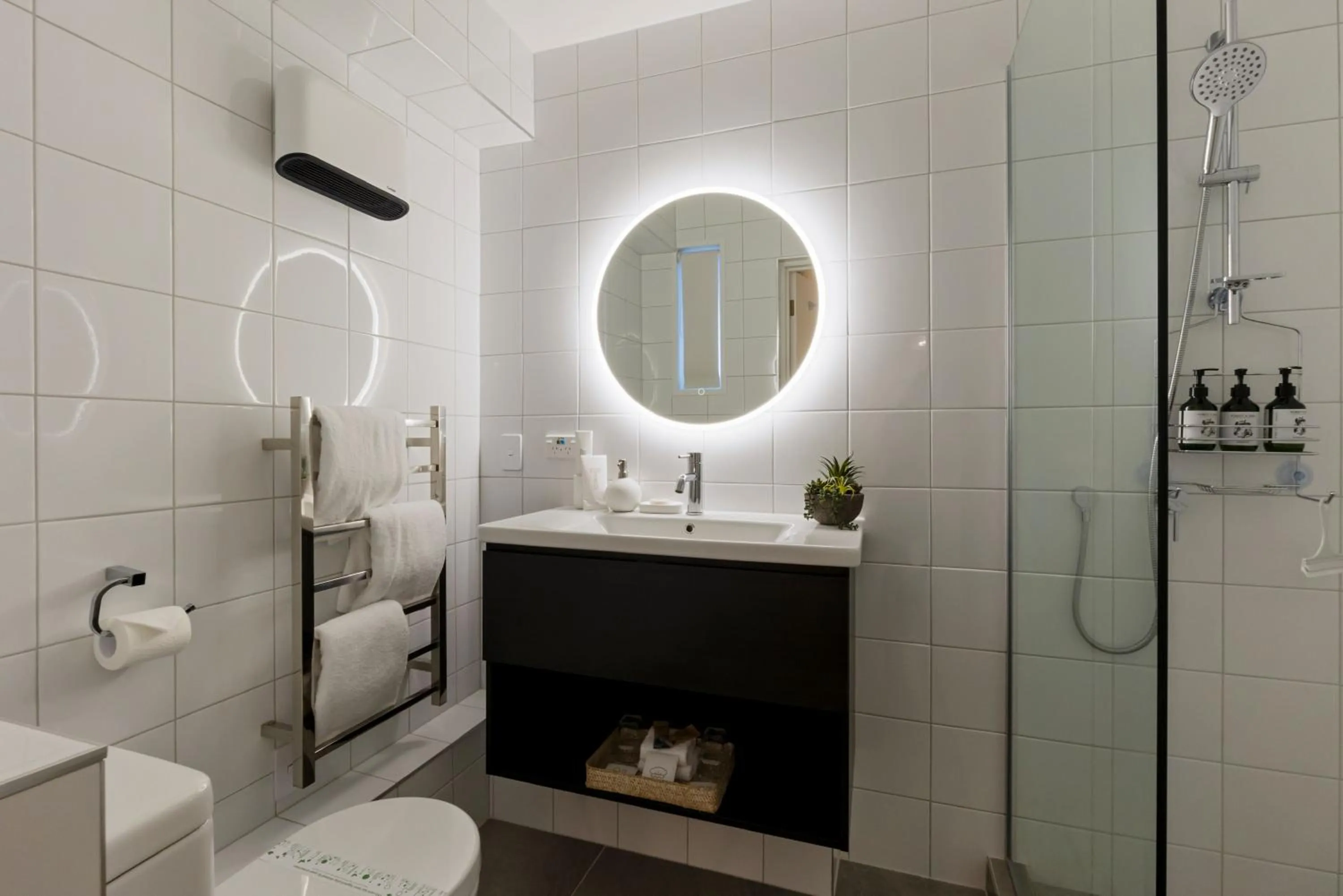 Bathroom in Queenstown House Bed & Breakfast and Apartments