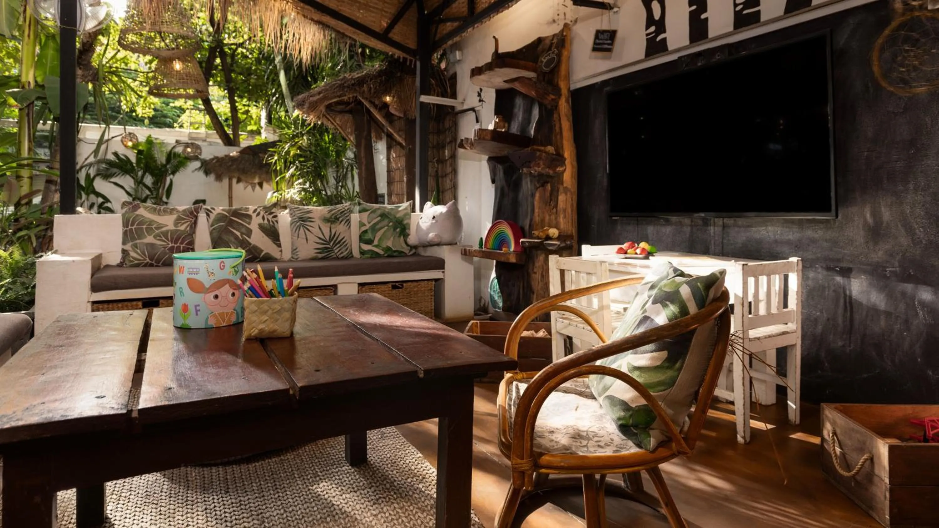 Communal lounge/ TV room in Babel Siem Reap Guesthouse