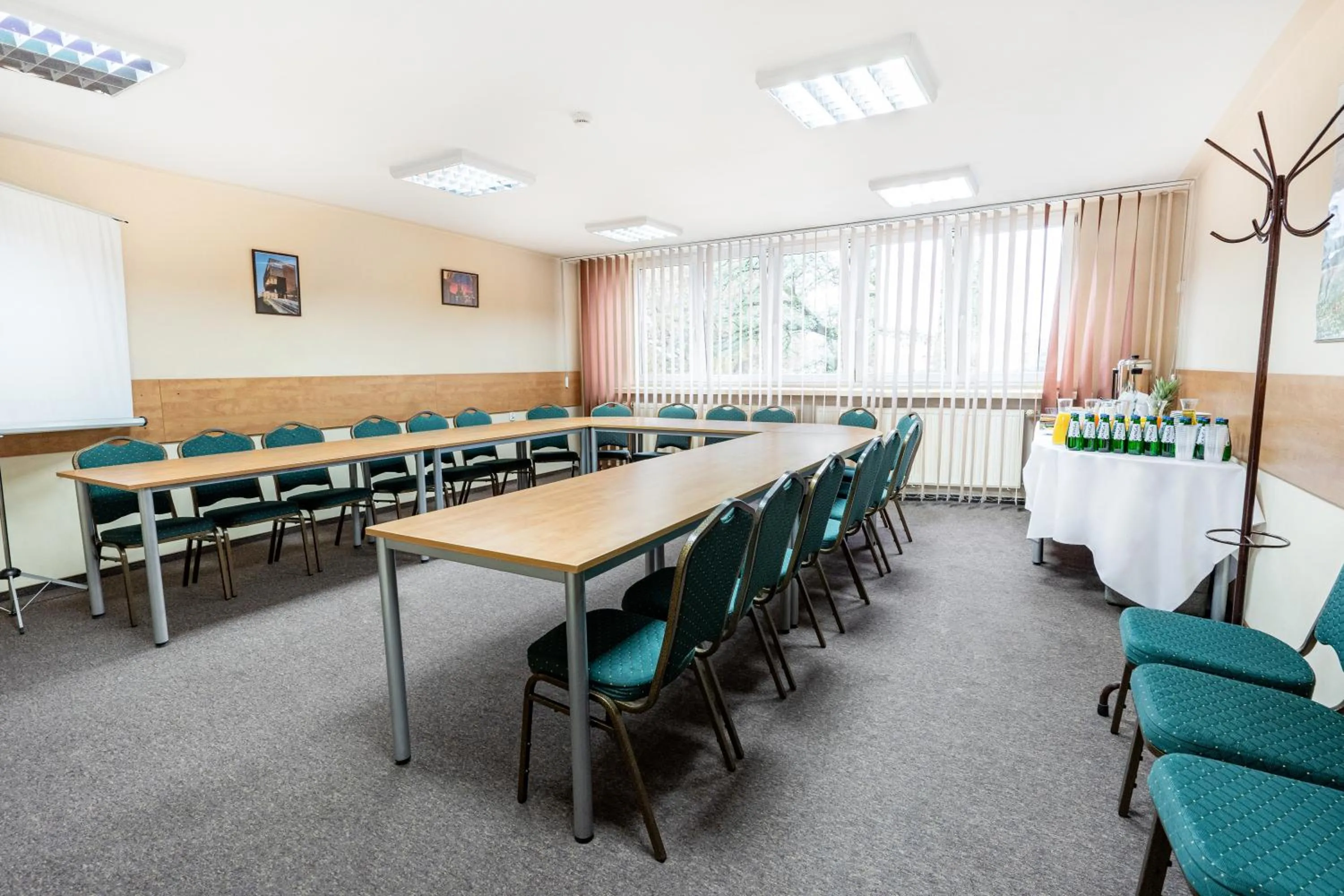 Restaurant/places to eat in Hotel Alf