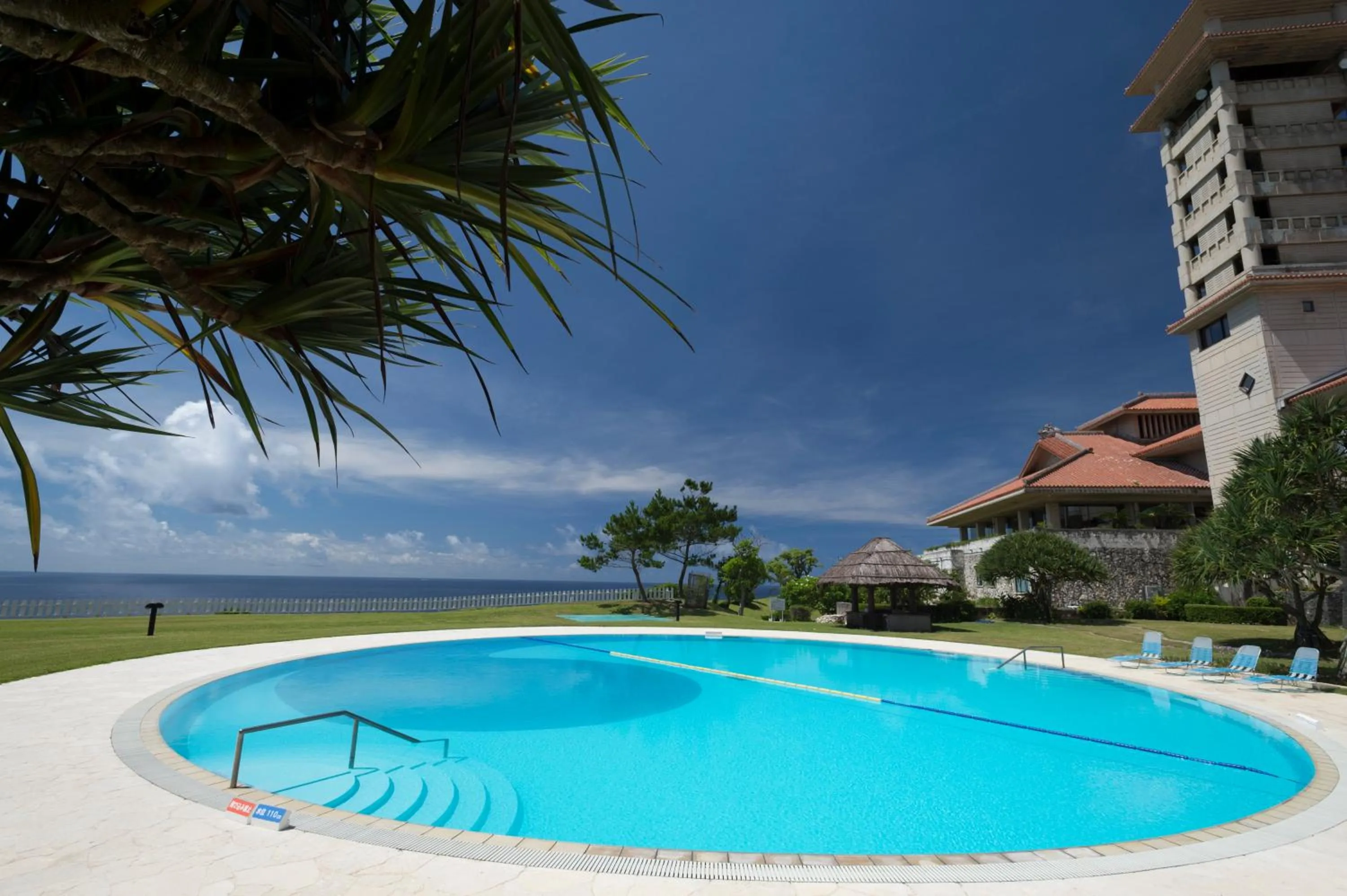 Swimming pool in The Southern Links Resort Hotel