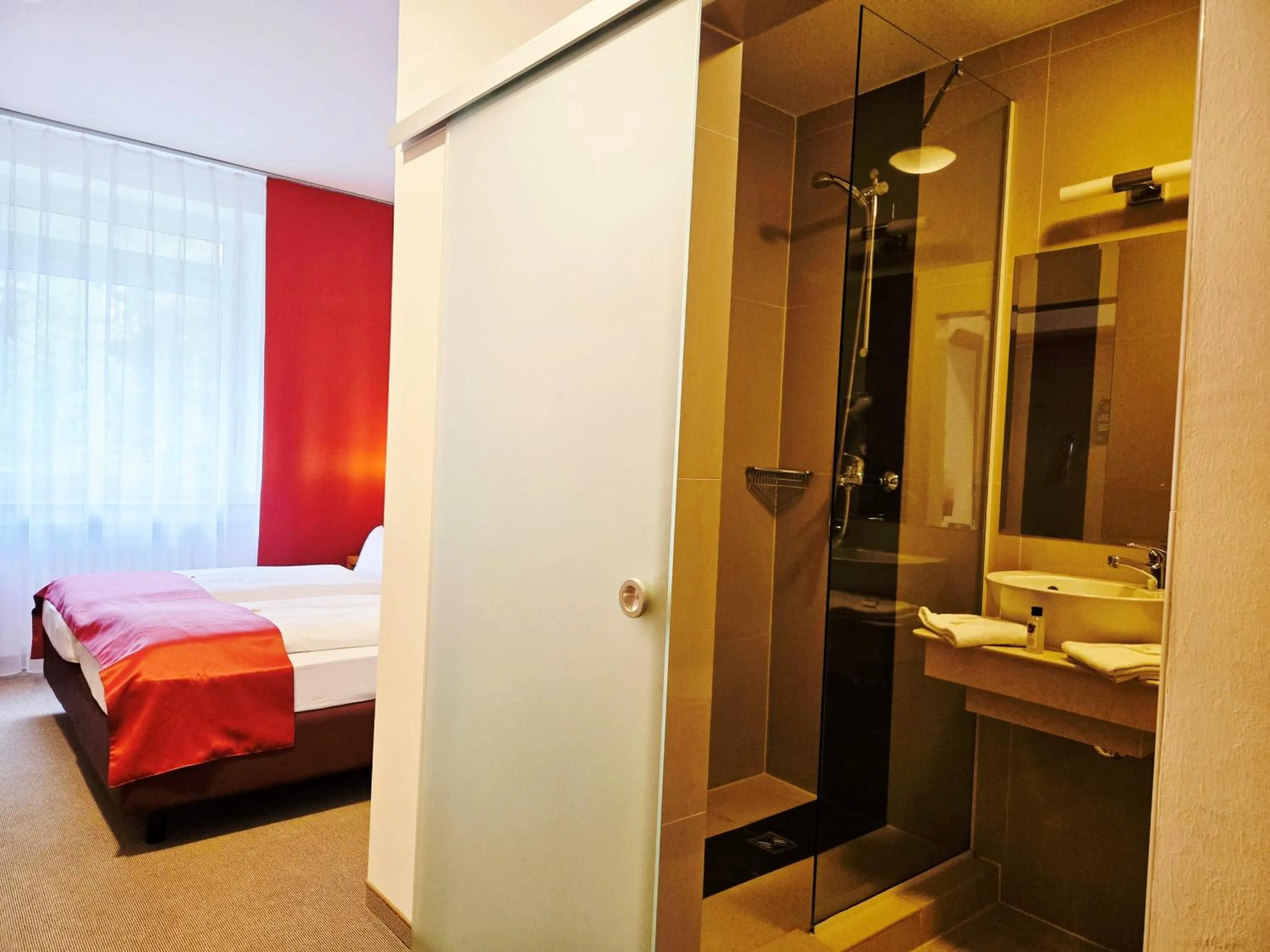 Shower, Bed in Landhotel-Neunburg