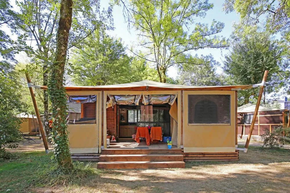 Photo of the whole room in Huttopia Oleron Les Pins