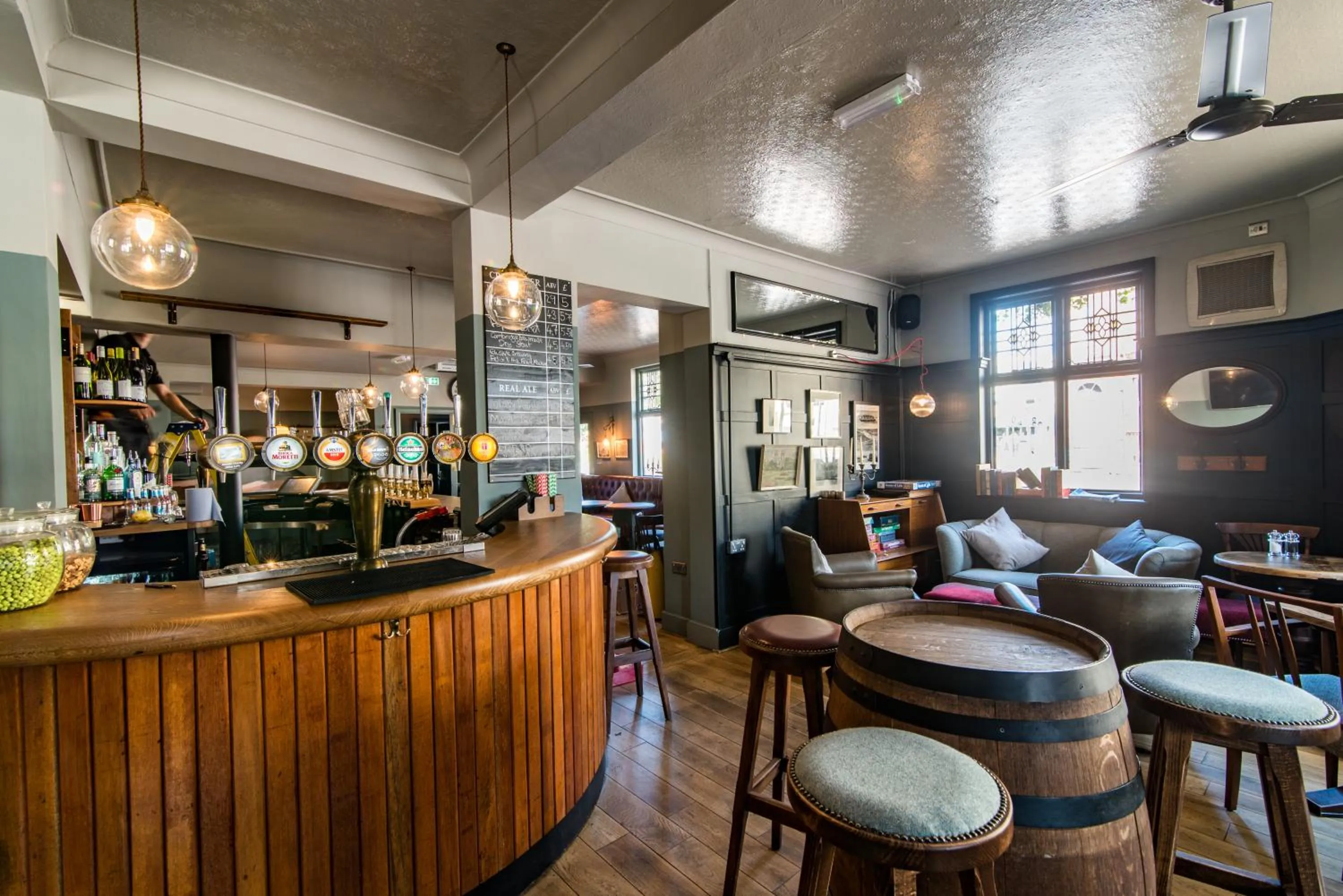 Lounge or bar in The Waterman