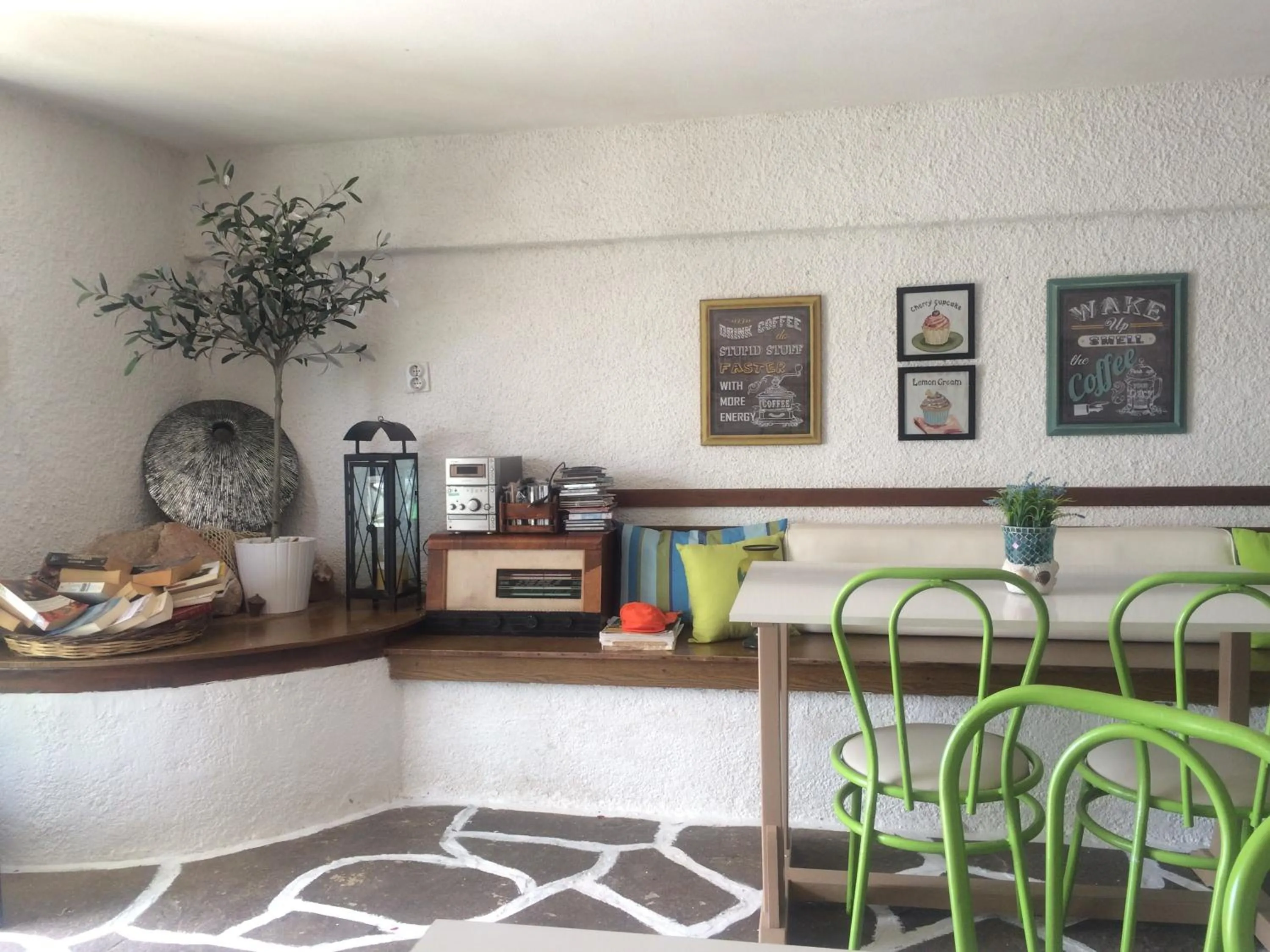 Library in Villa Belmar Self-Catered Apartments