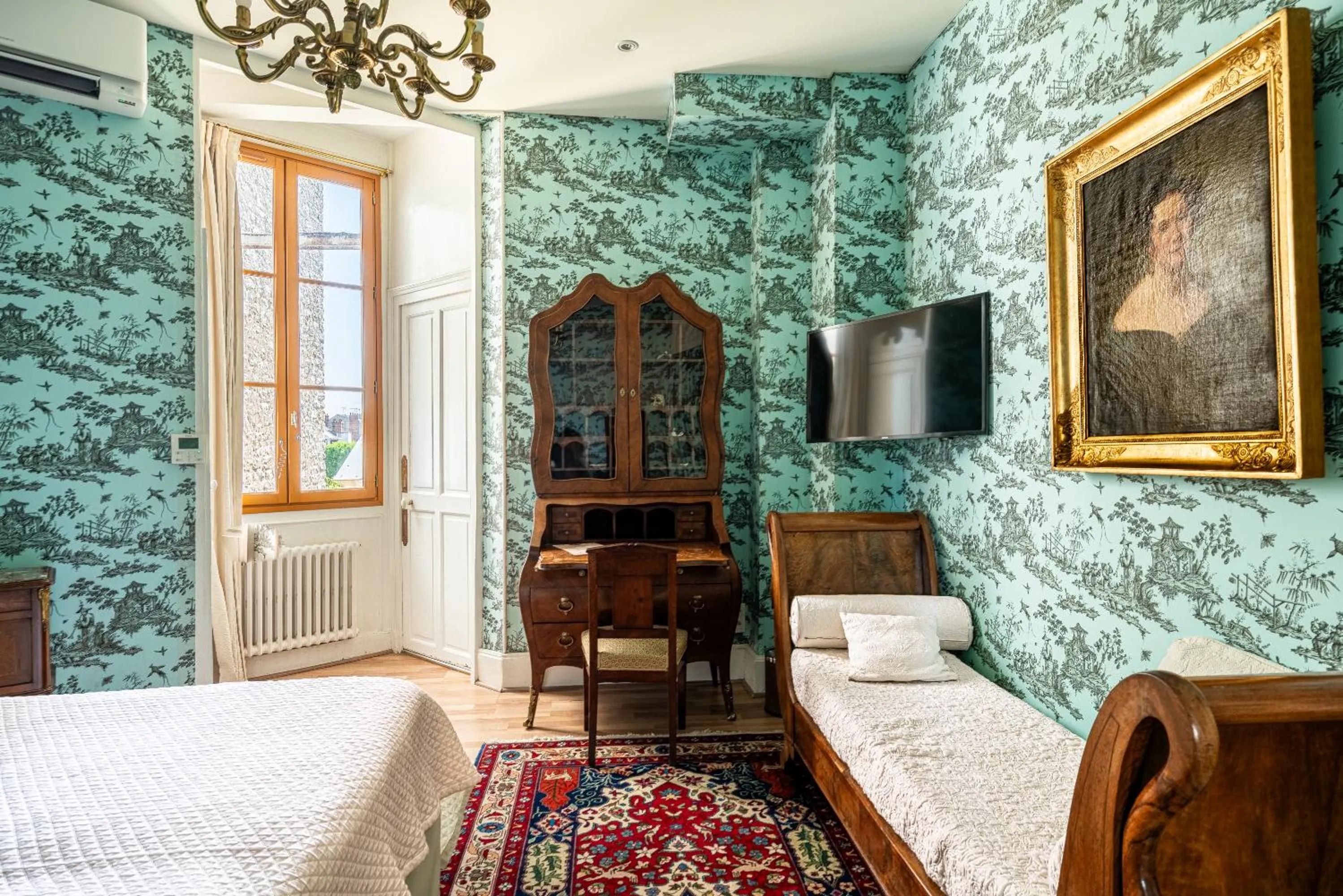 Bed in Hôtel de l'Abeille