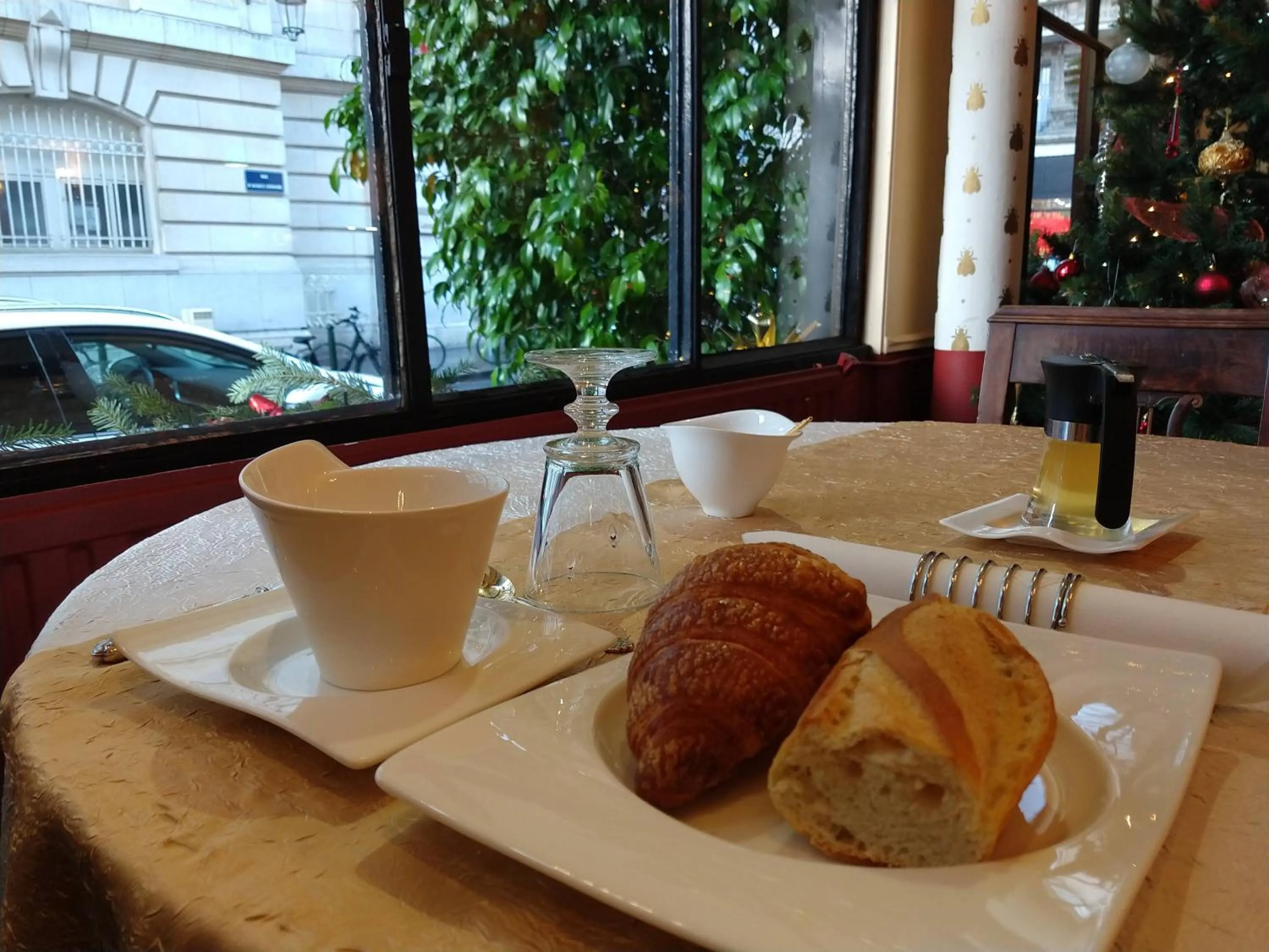 Food and drinks in Hôtel de l'Abeille