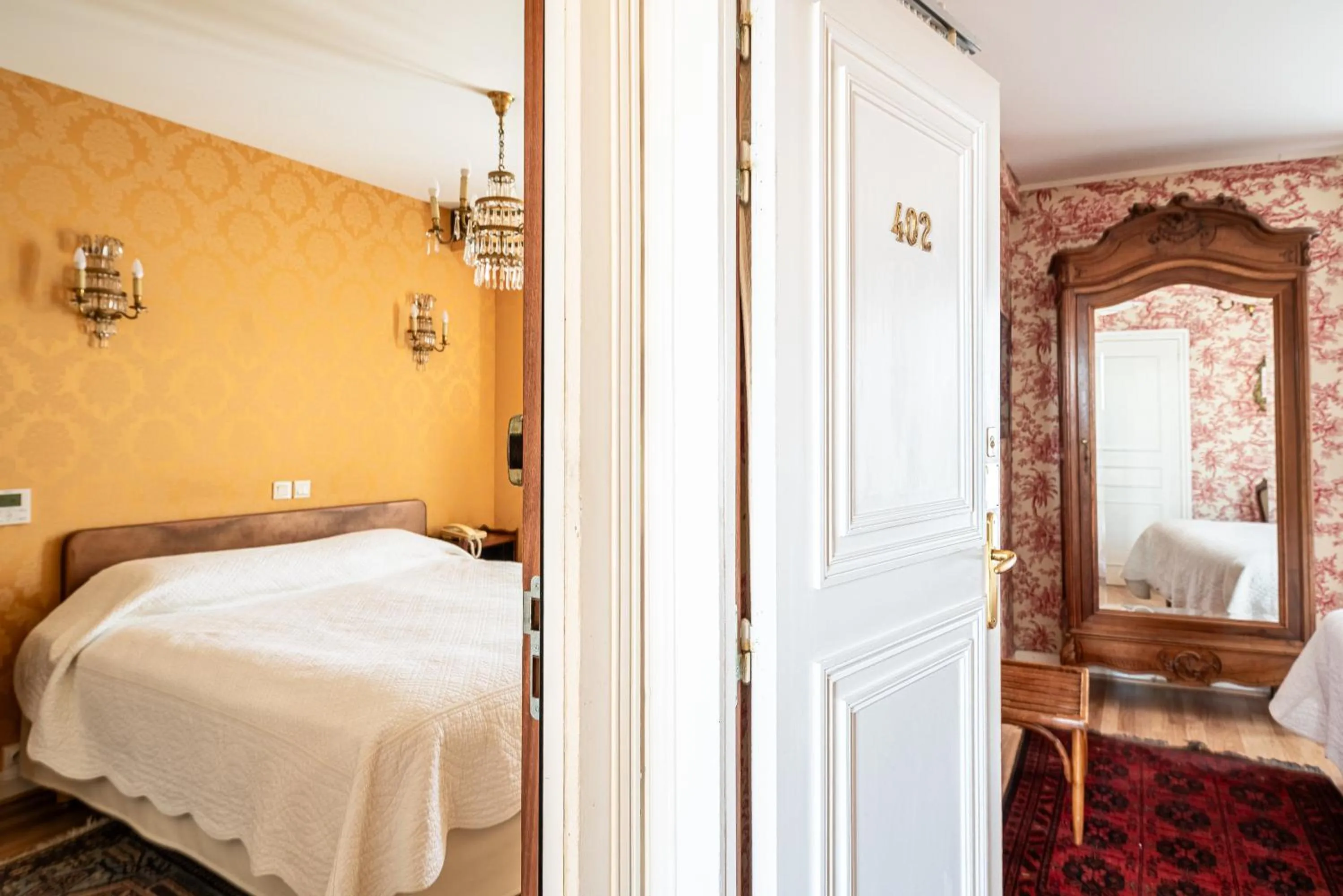 Bed in Hôtel de l'Abeille