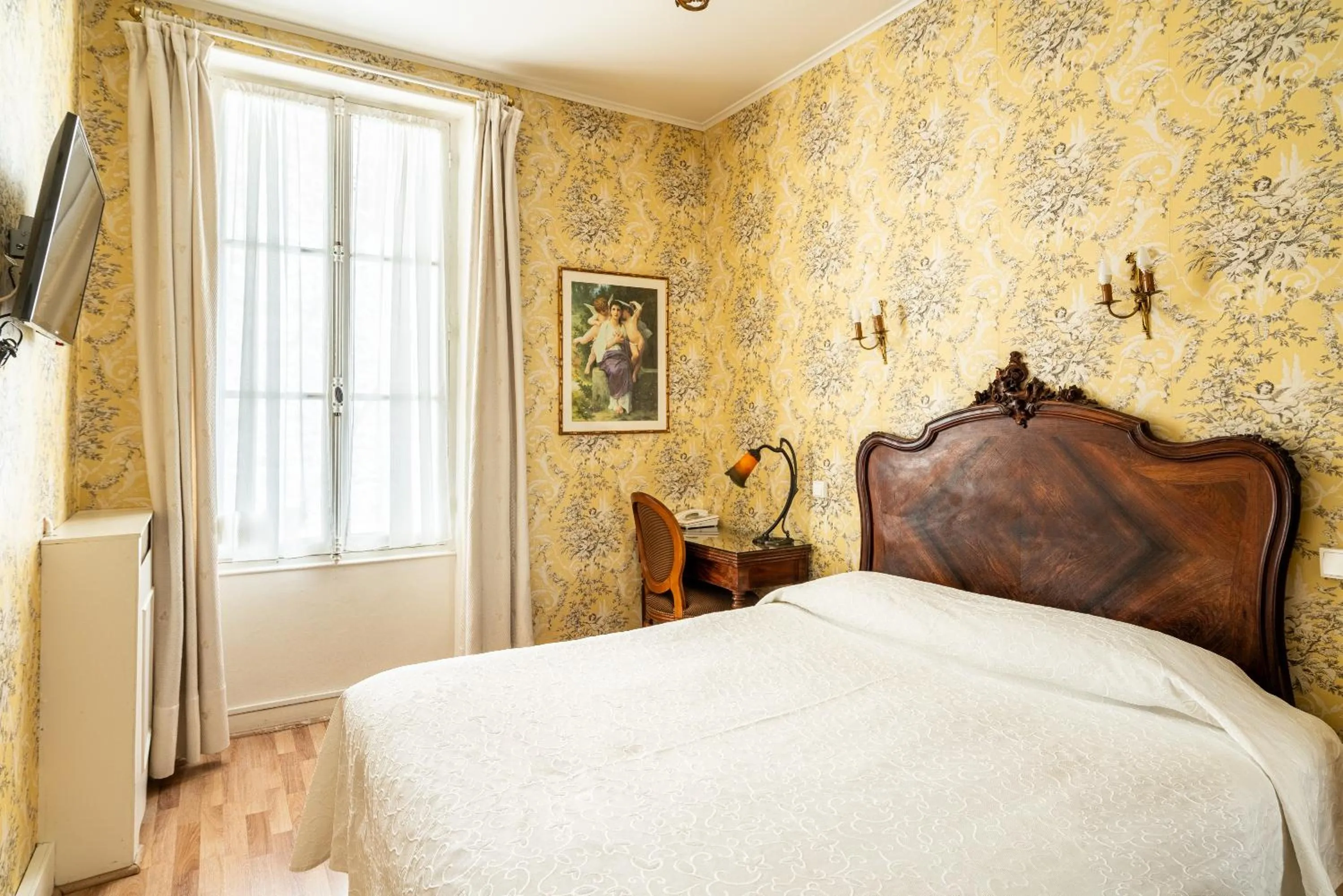 Bed in Hôtel de l'Abeille