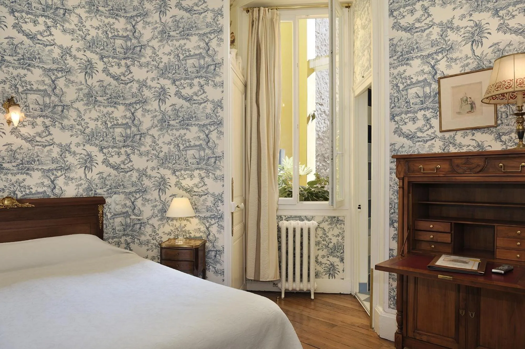 Bed in Hôtel de l'Abeille