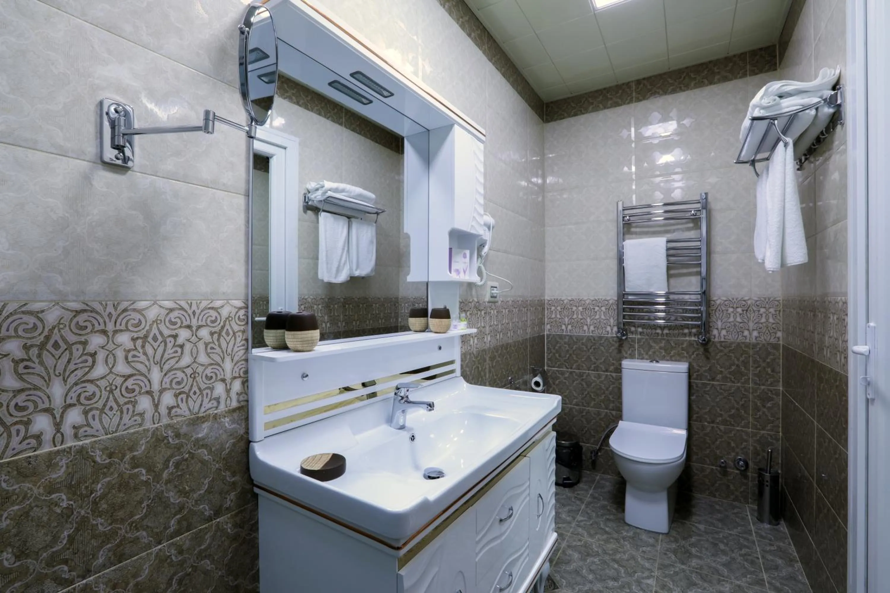 Toilet in Rusel Hotel