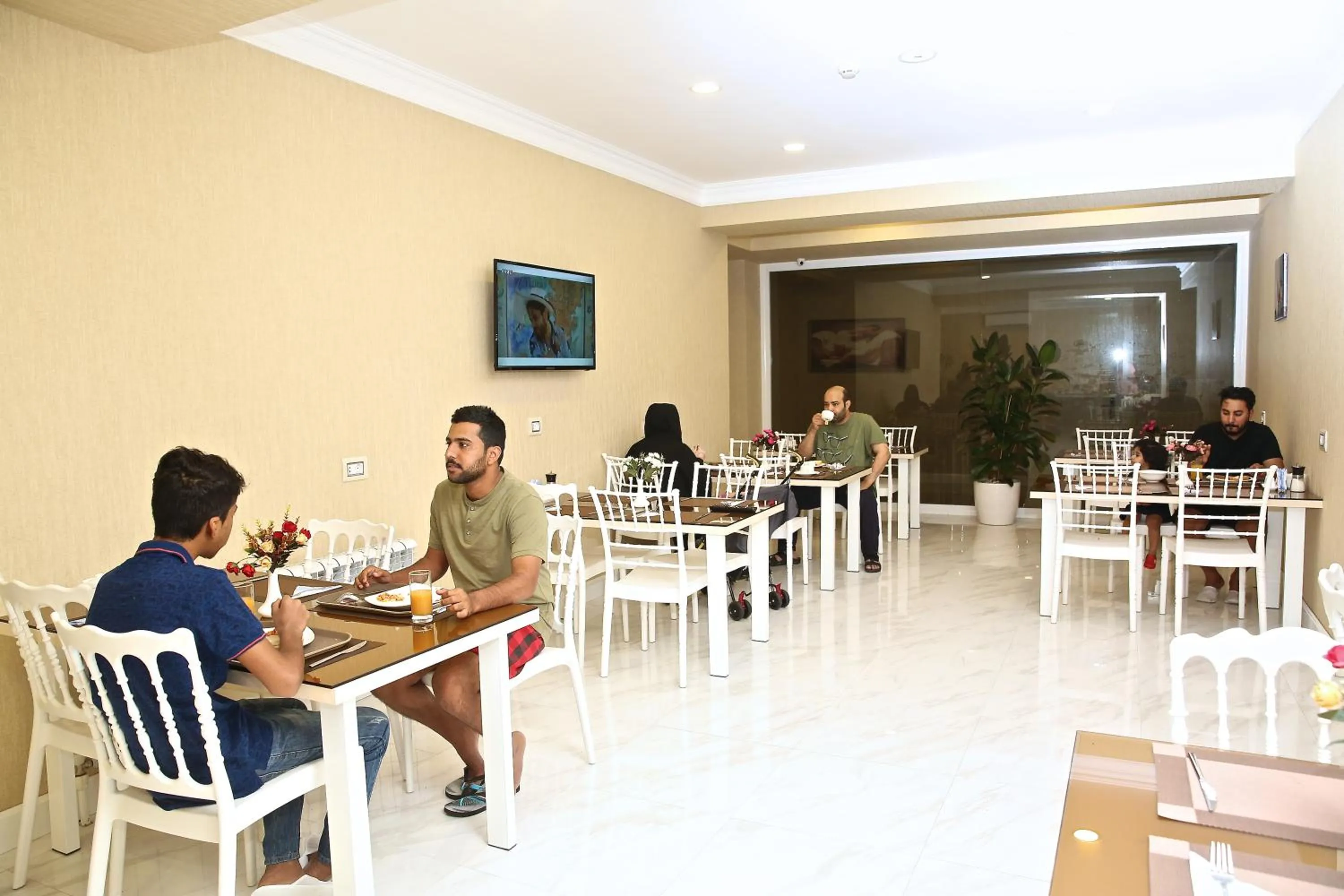 Restaurant/places to eat in Rusel Hotel