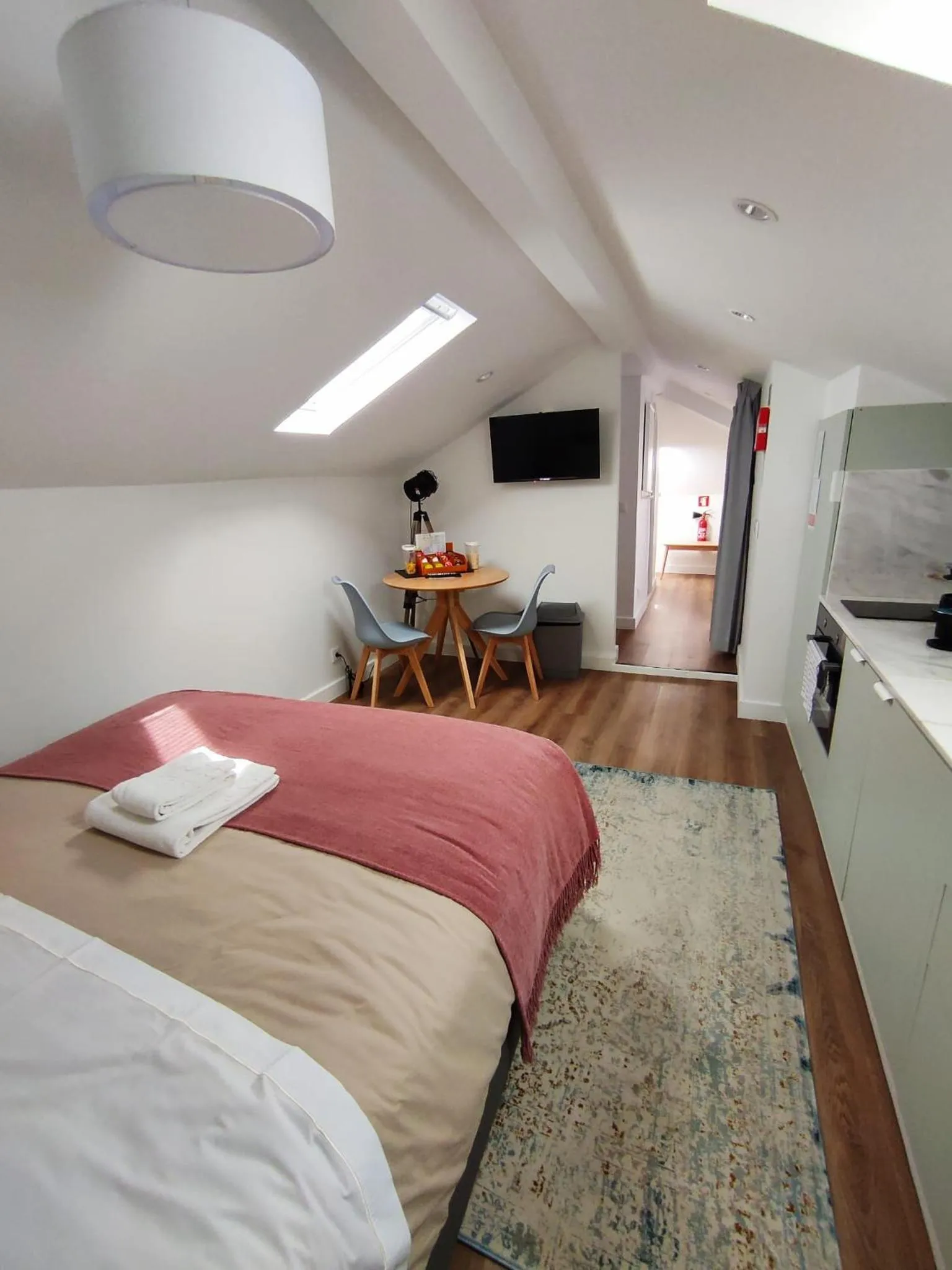 Kitchen or kitchenette, Bed in Lisbon Colours Bairro Alto Apartments