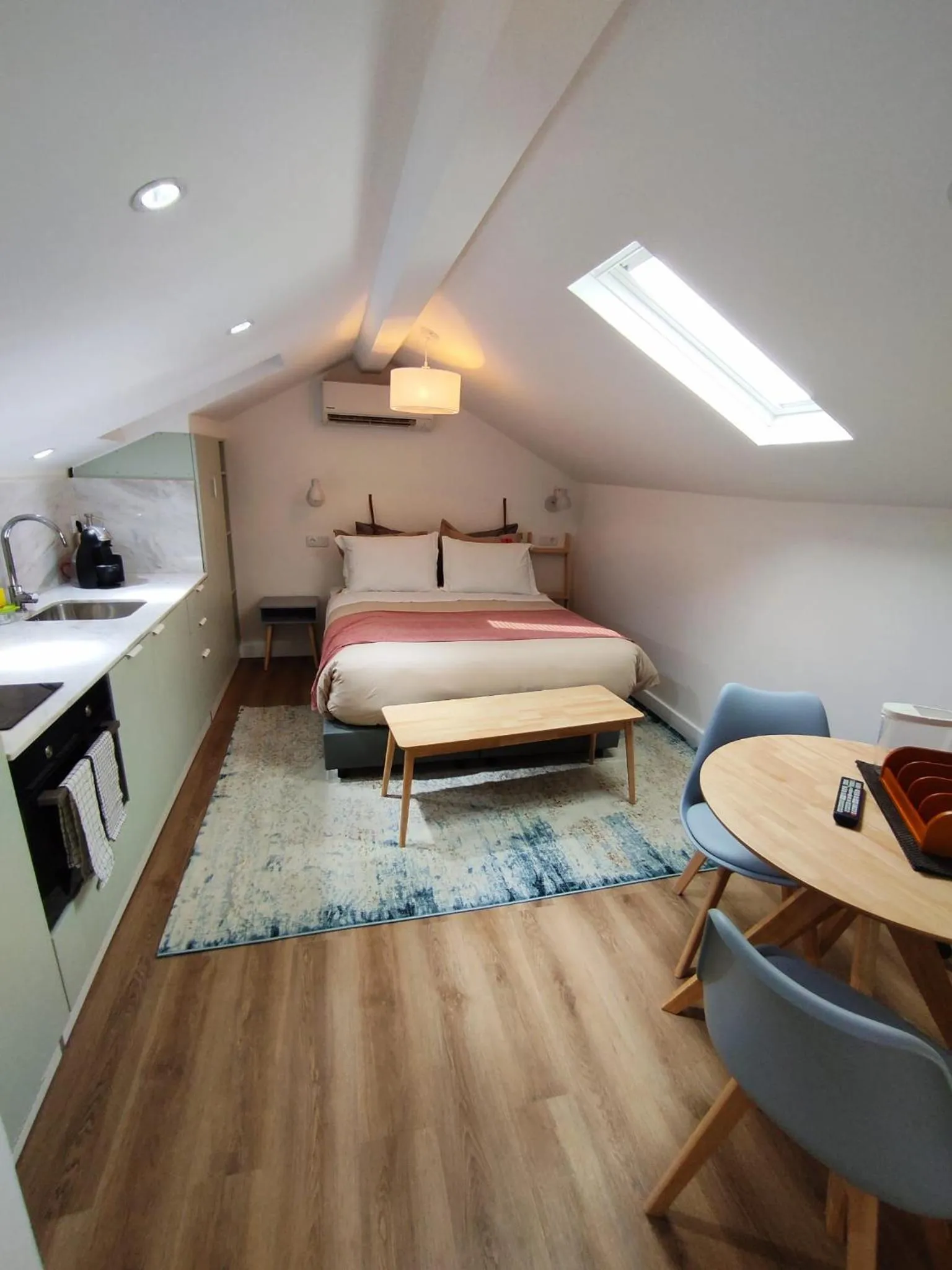 Kitchen or kitchenette, Bed in Lisbon Colours Bairro Alto Apartments