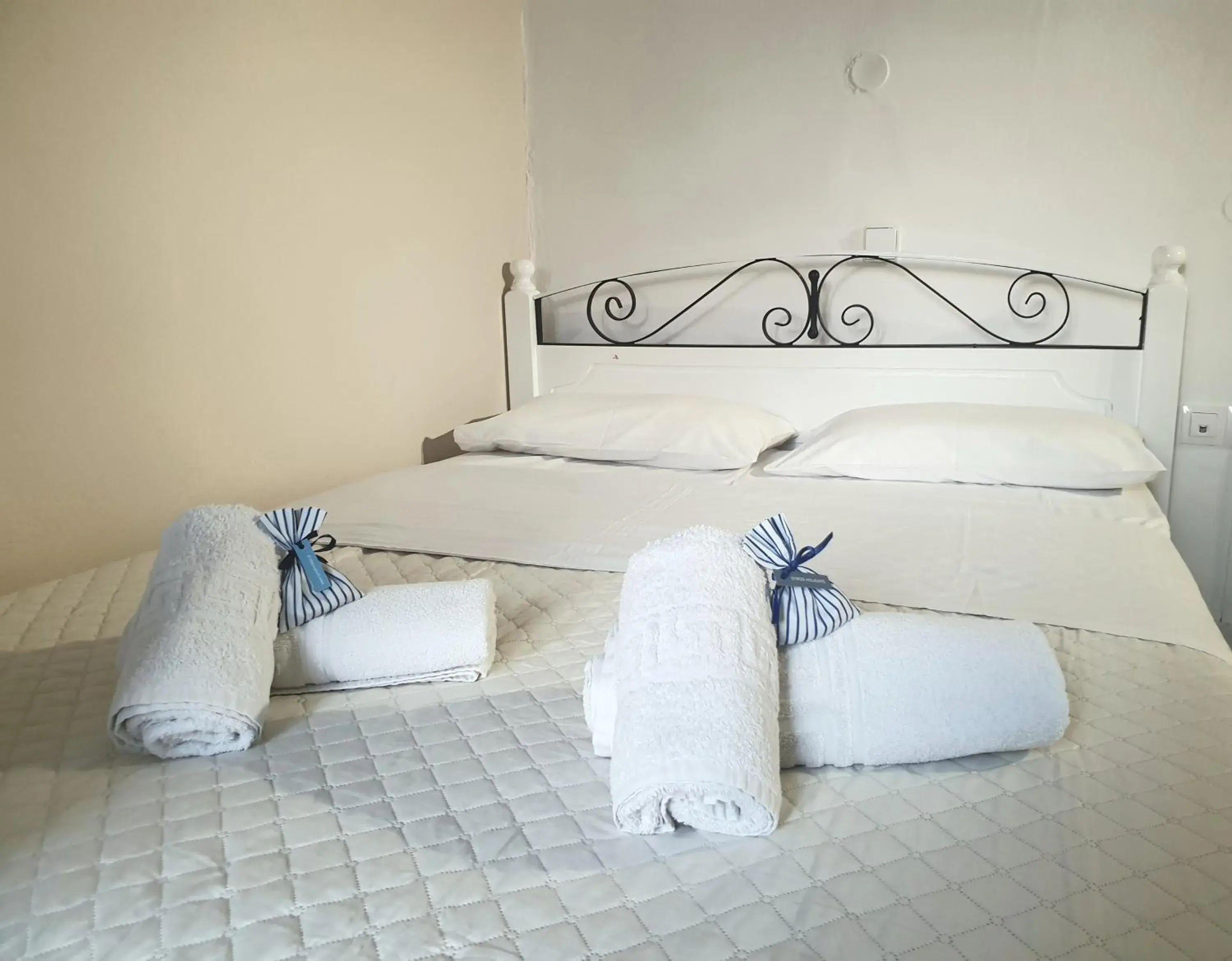 Basic Triple Room in Syros Holidays Basic Triple Room in Syros Holidays