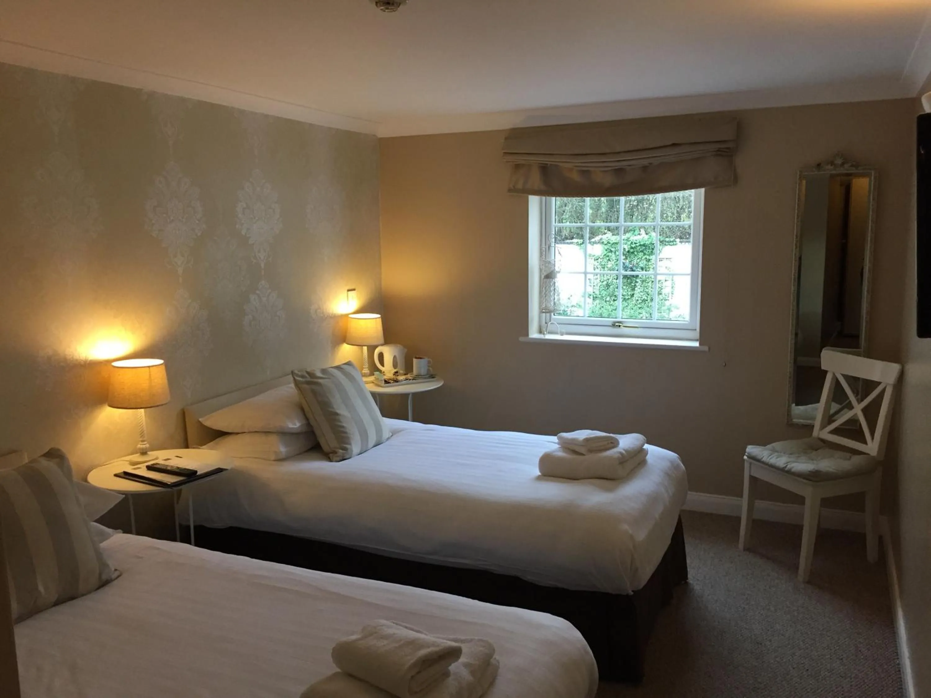 Photo of the whole room, Bed in String Of Horses