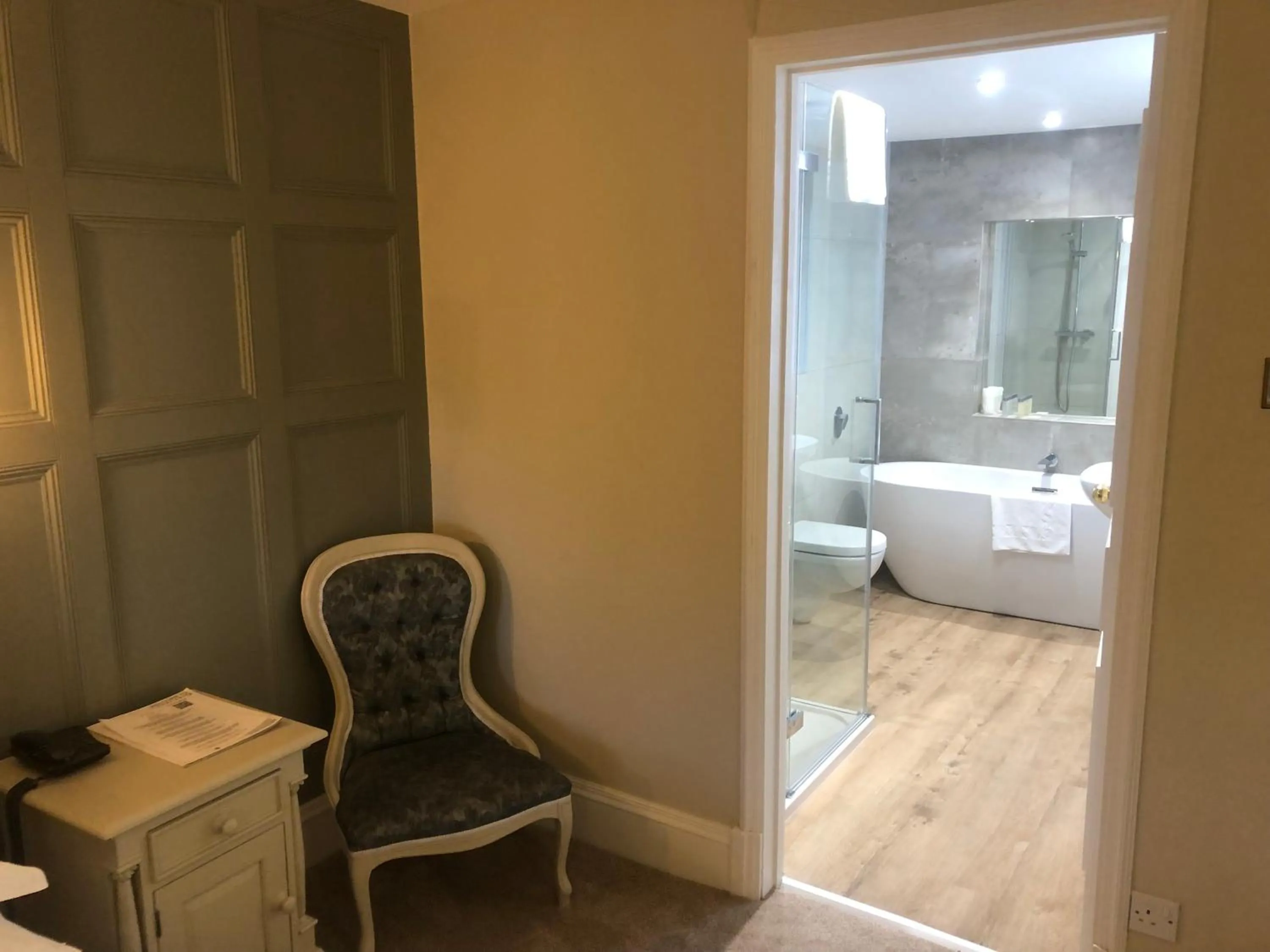 Bathroom, Bed in String Of Horses