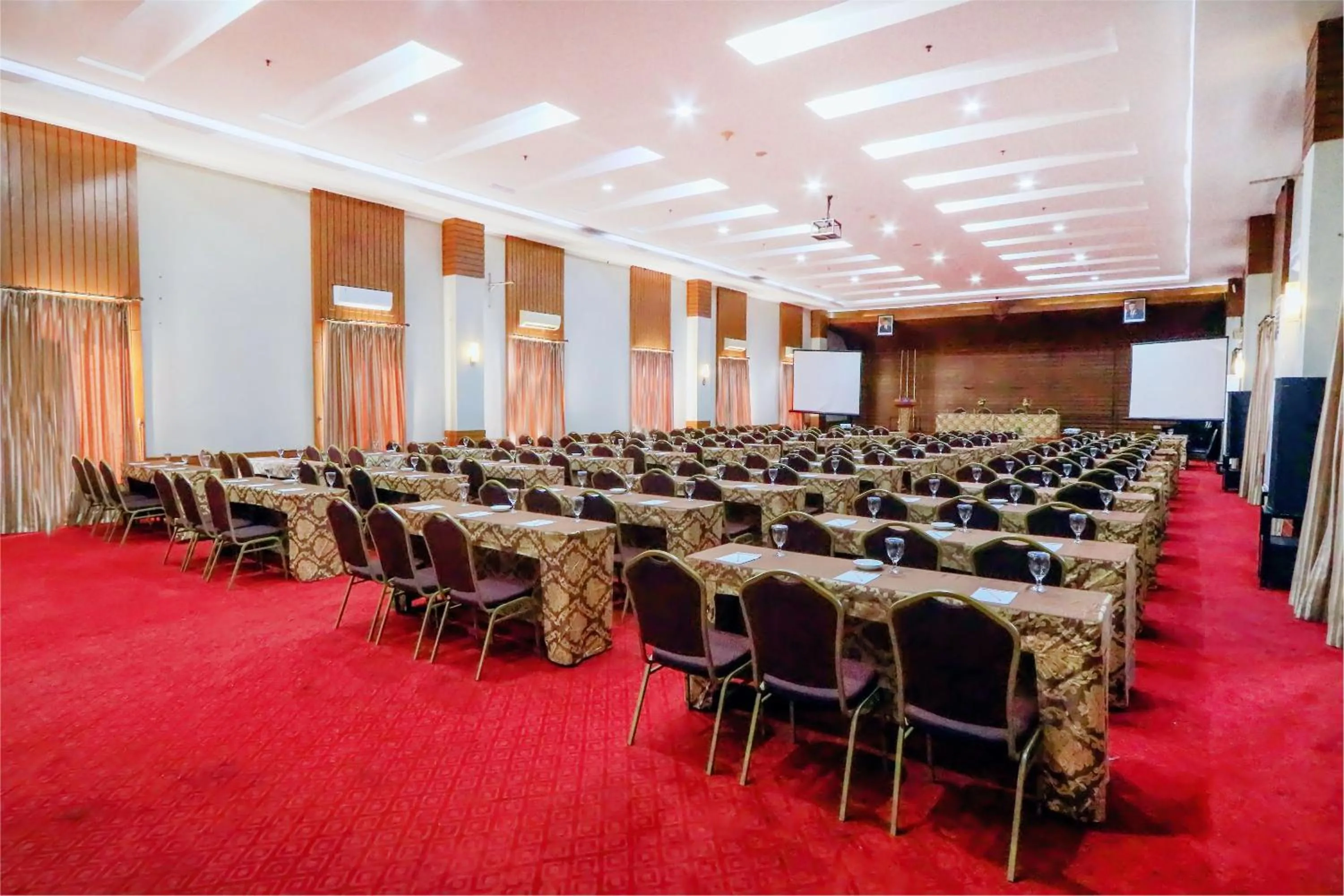 Meeting/conference room in Hotel Dafam Pekalongan