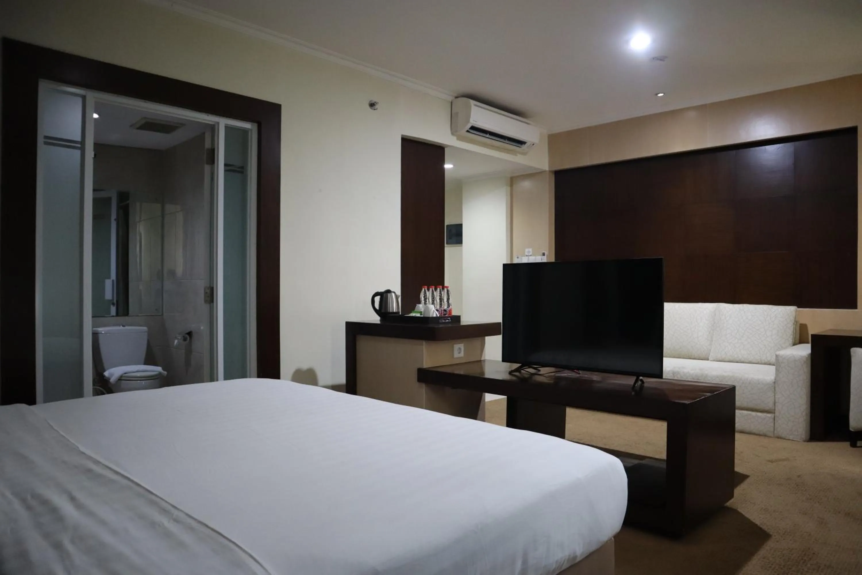 Bedroom, Bed in Hotel Dafam Pekalongan