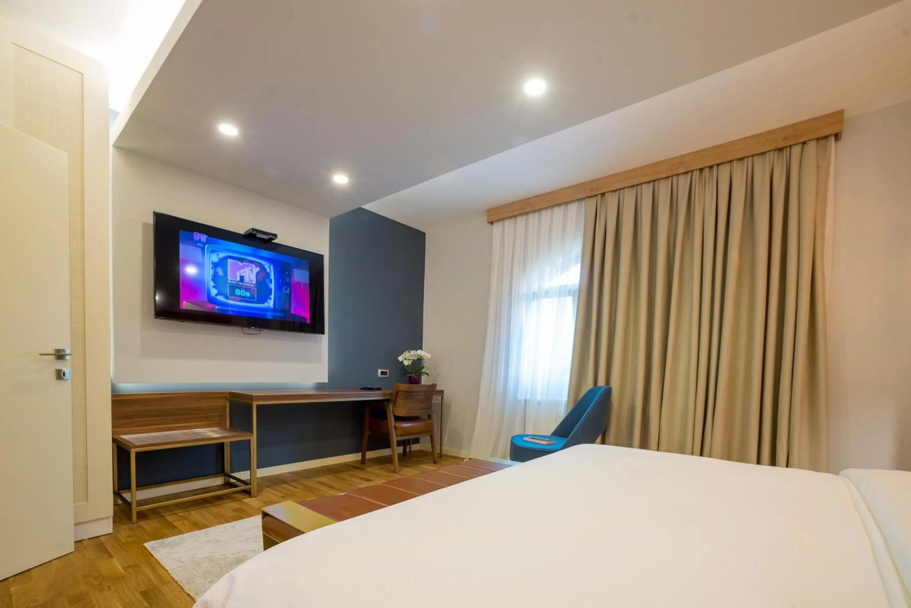 Communal lounge/ TV room, Bed in Ski Hotel