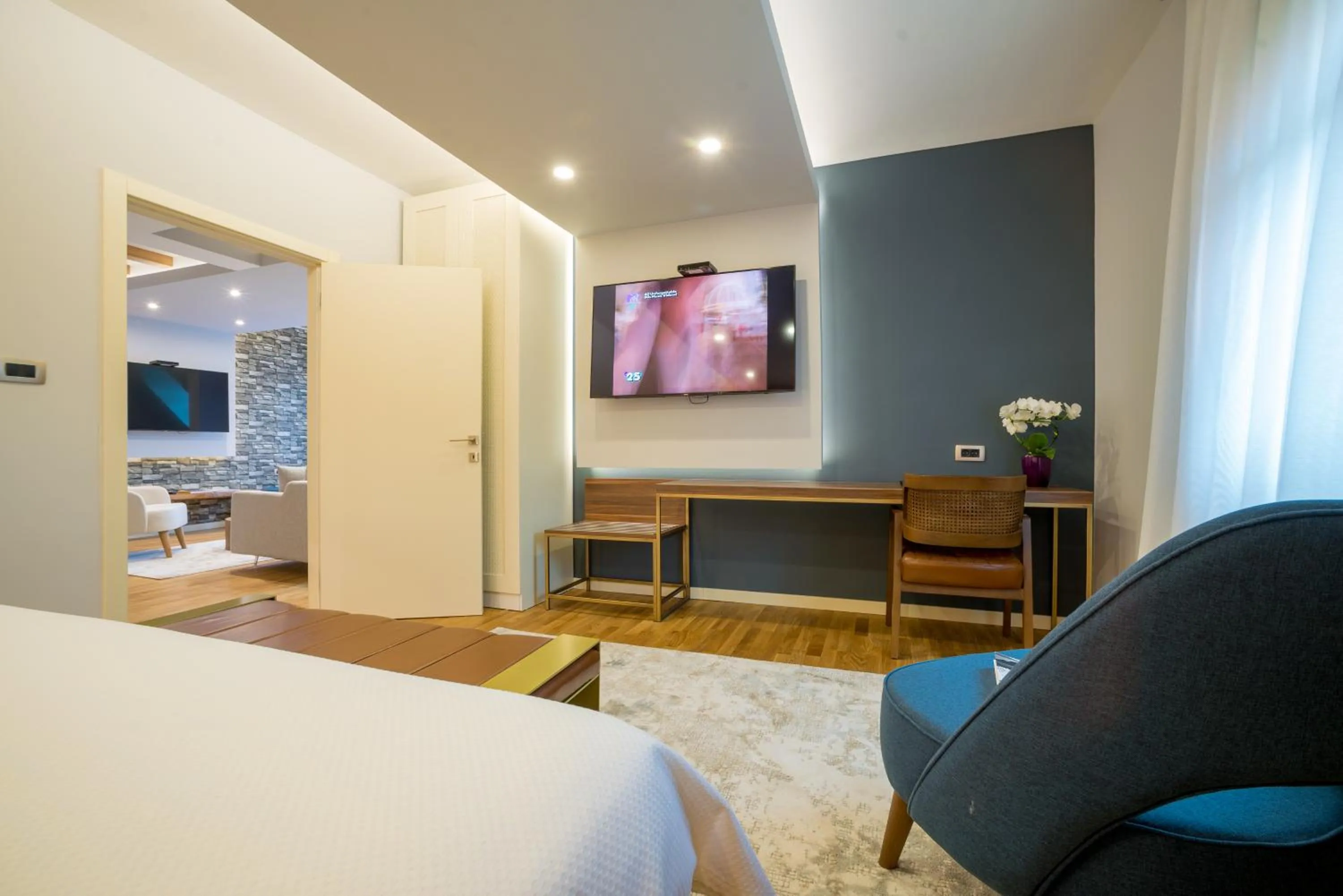 Communal lounge/ TV room, Bed in Ski Hotel