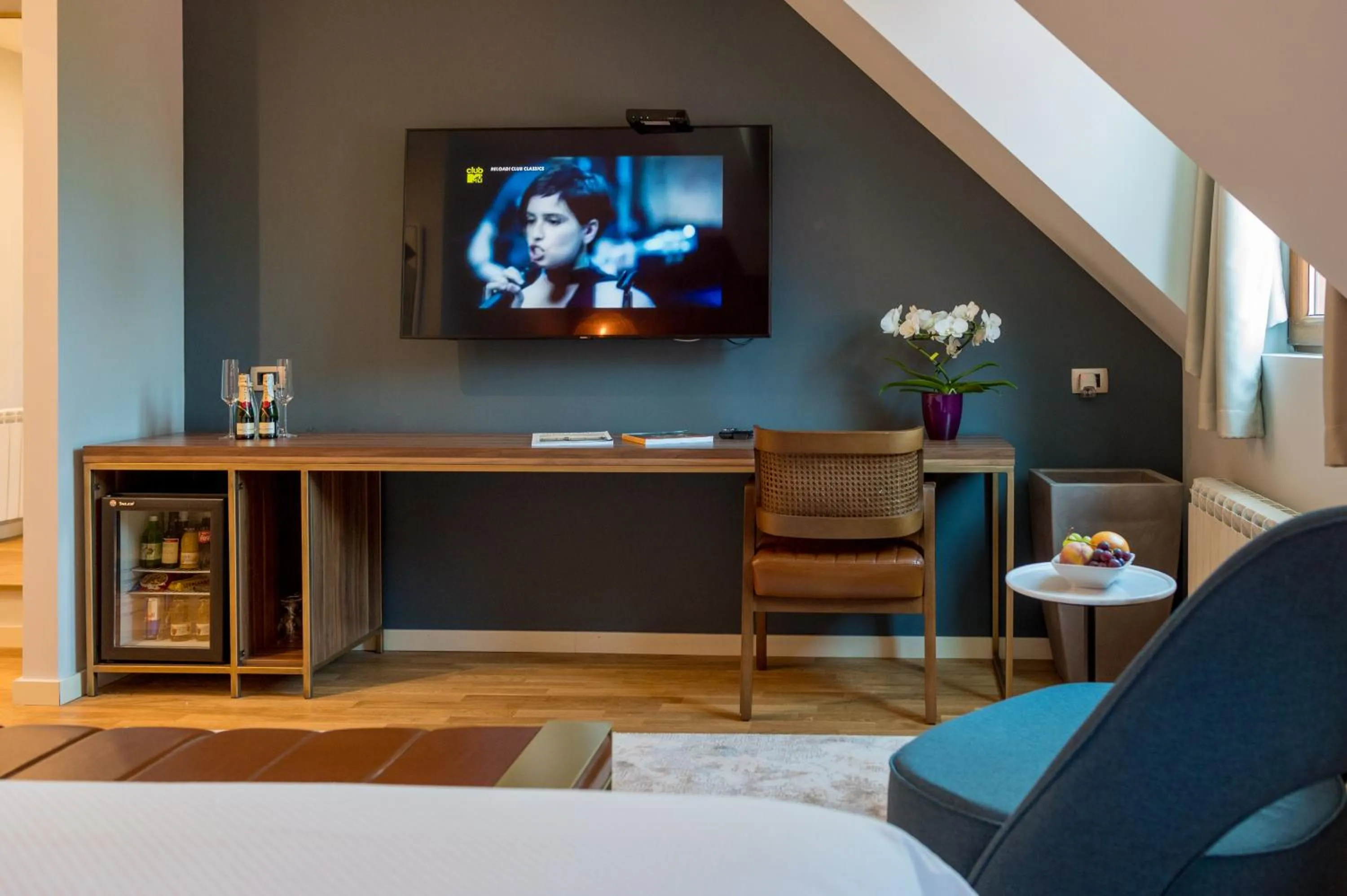 Communal lounge/ TV room, Bed in Ski Hotel