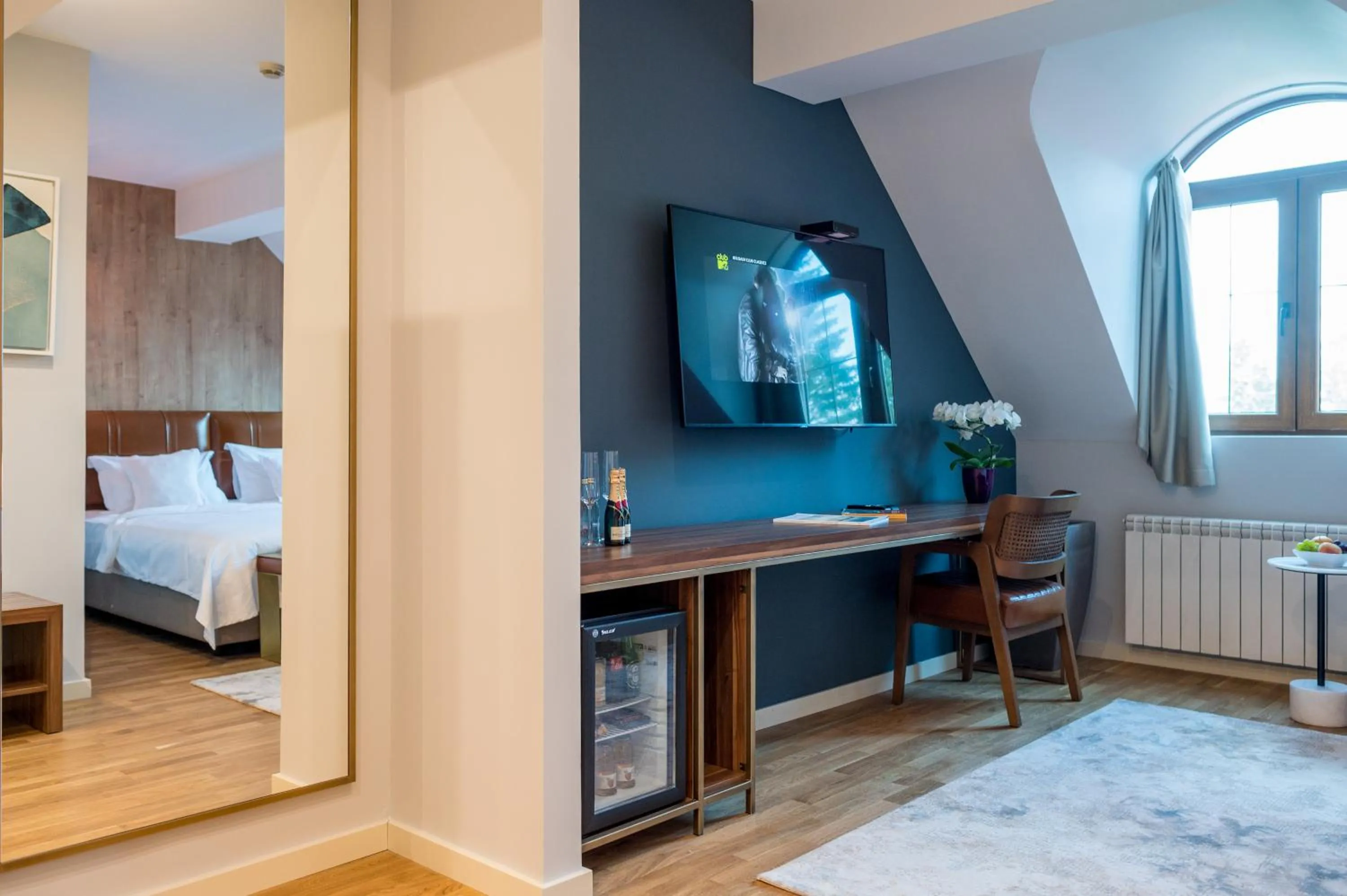 Communal lounge/ TV room, Bed in Ski Hotel