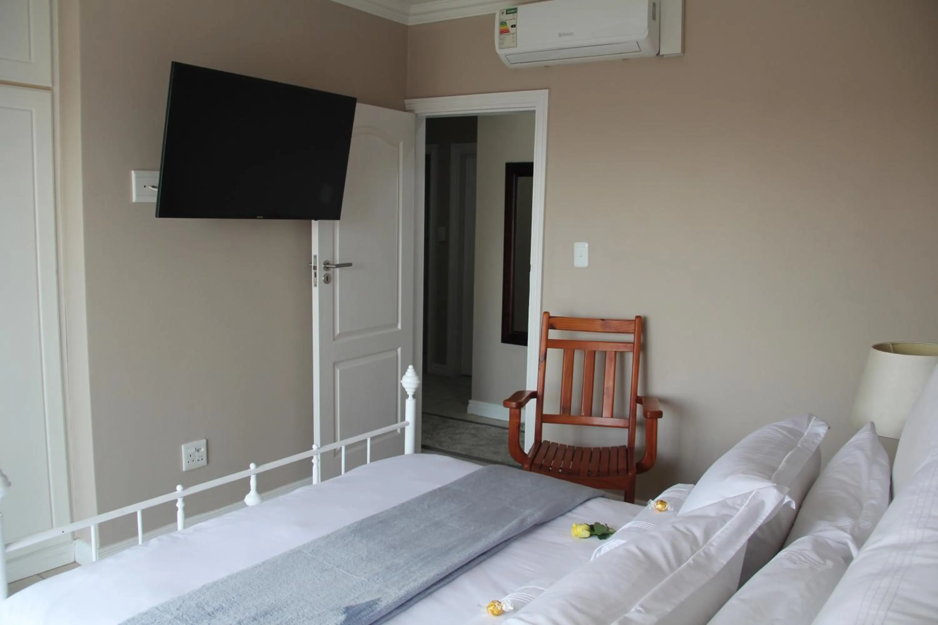 Bed in Seaview Manor Exquisite Bed & Breakfast