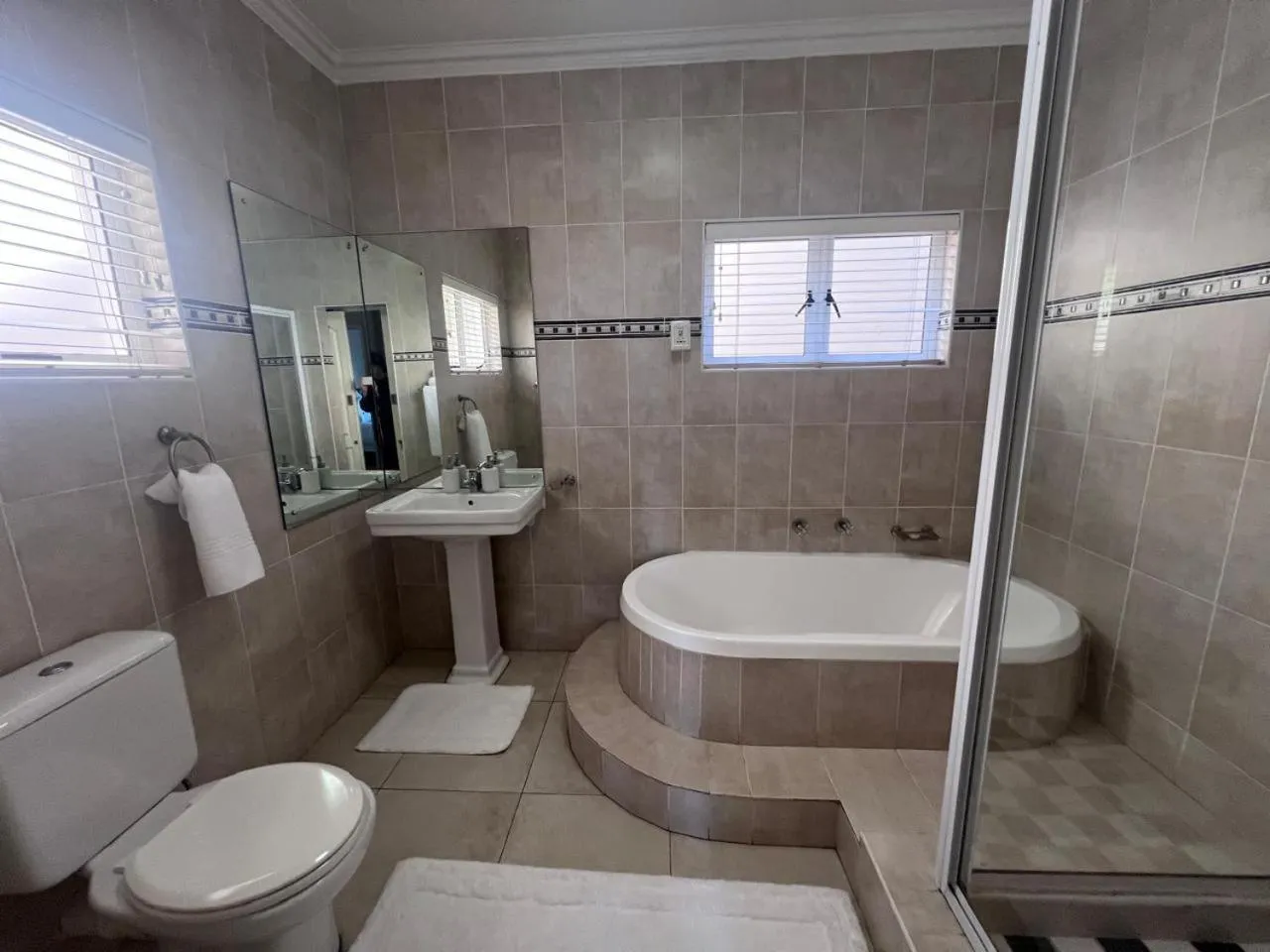 Hot Tub in Seaview Manor Exquisite Bed & Breakfast