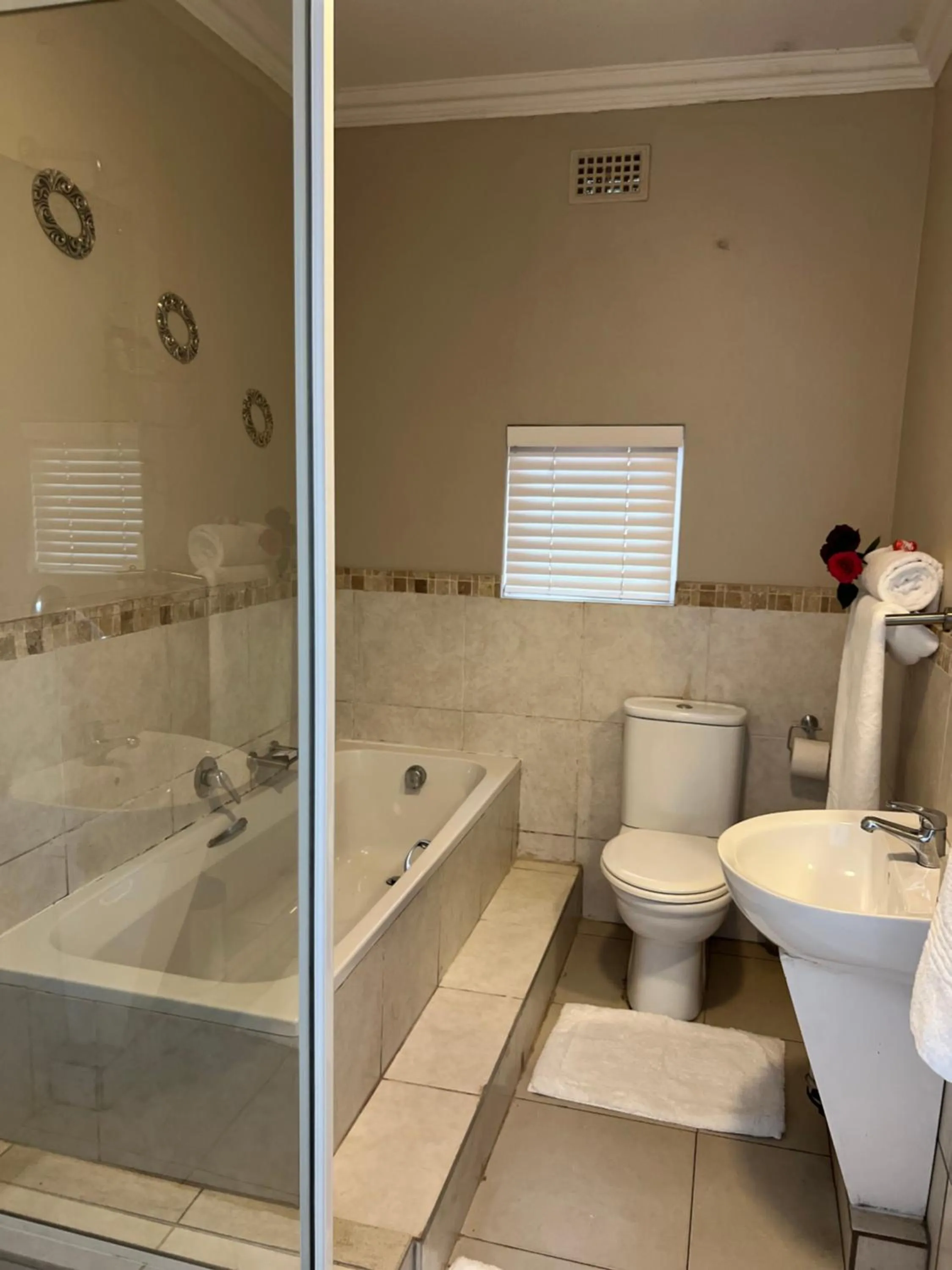 Bathroom in Seaview Manor Exquisite Bed & Breakfast