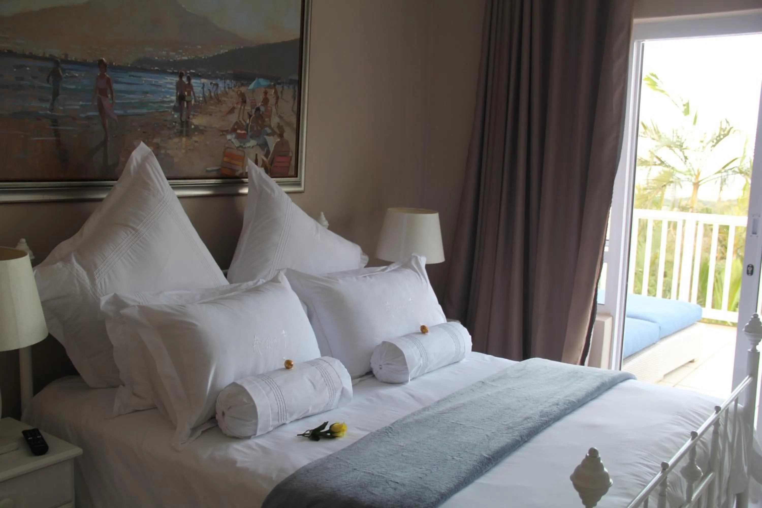 Bed in Seaview Manor Exquisite Bed & Breakfast