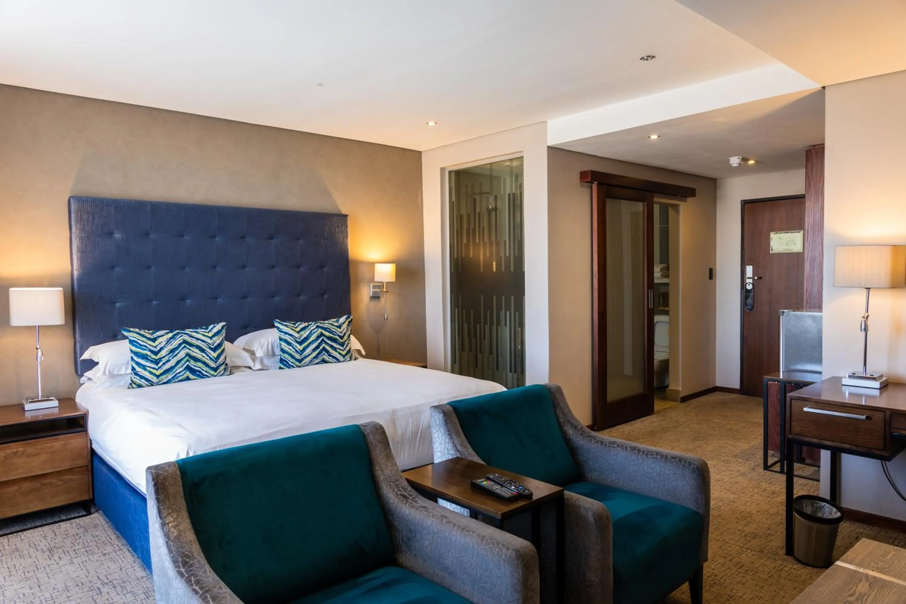 Seating area, Bed in Premier Splendid Inn Bloemfontein