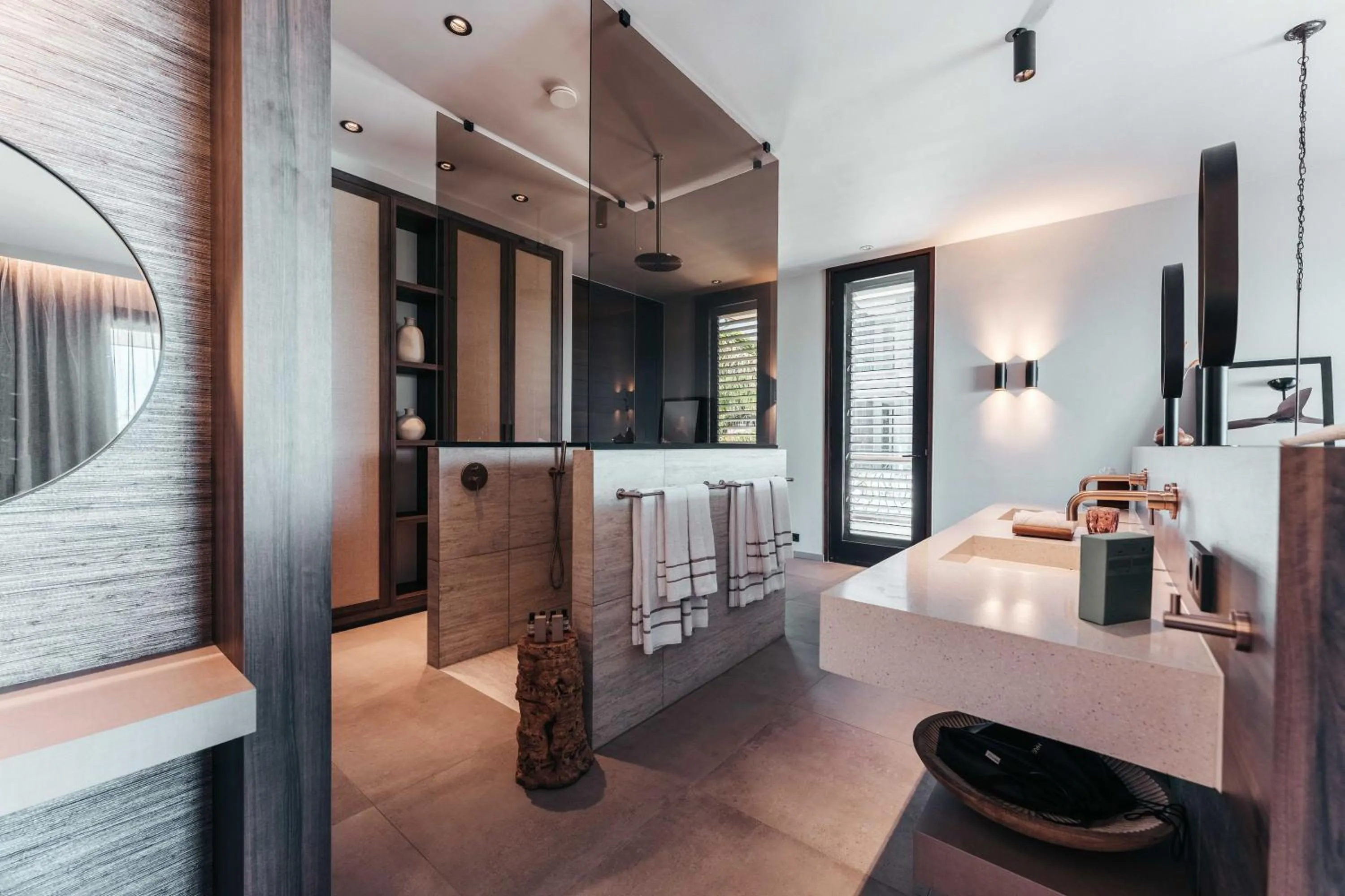 Shower, Bed in Kontiki Beach Resort