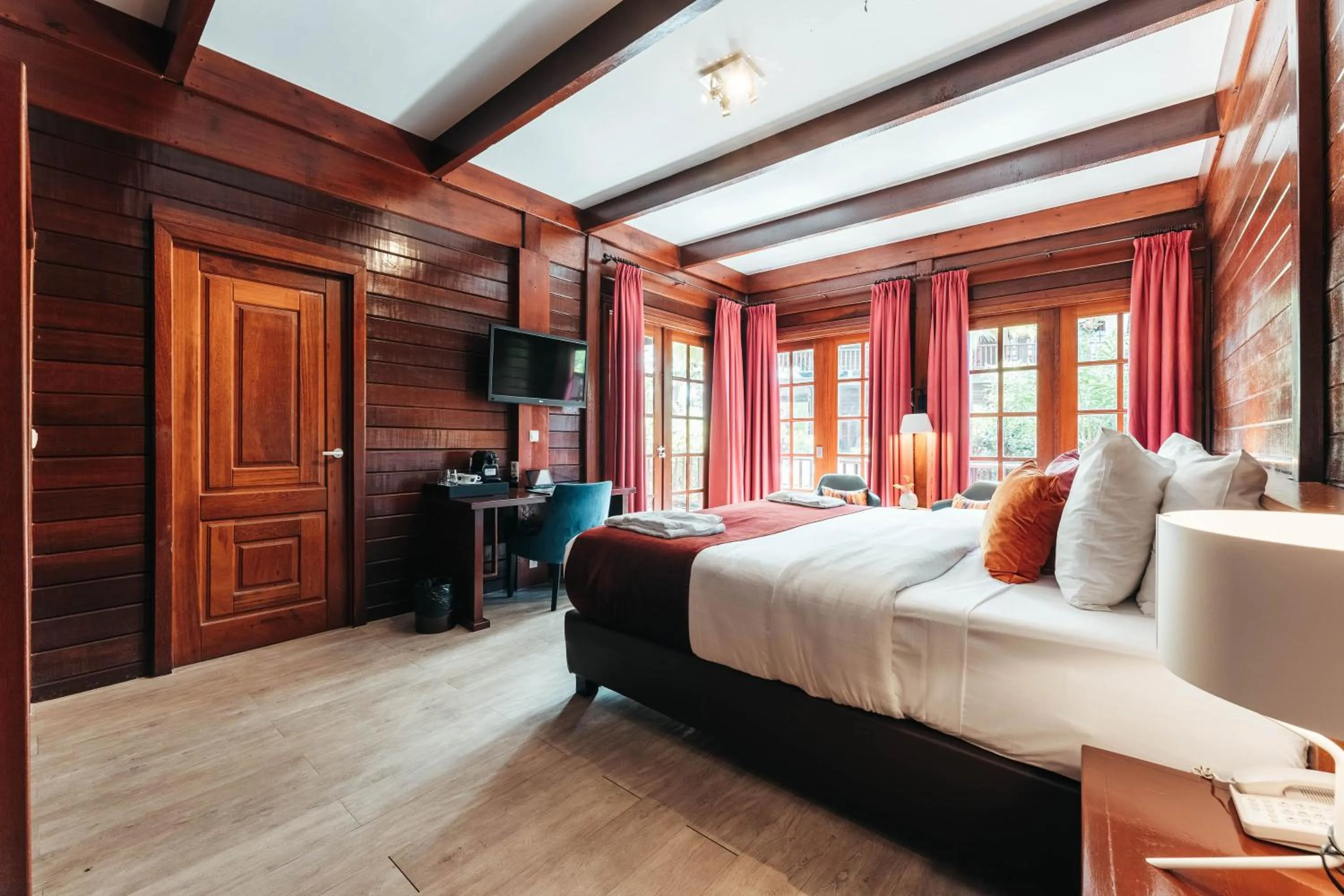 Bedroom, Bed in Kontiki Beach Resort