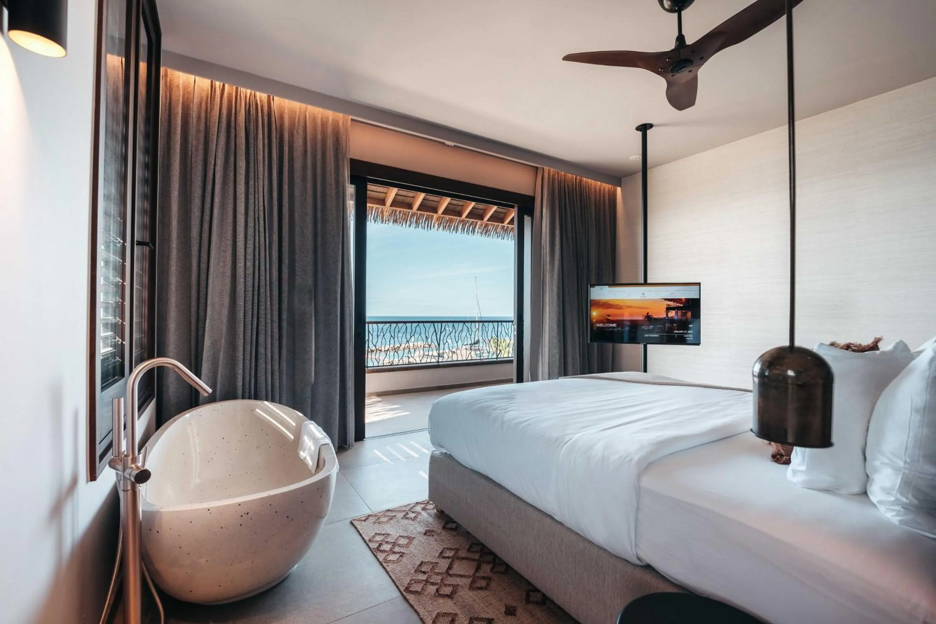 Bathroom, Bed in Kontiki Beach Resort