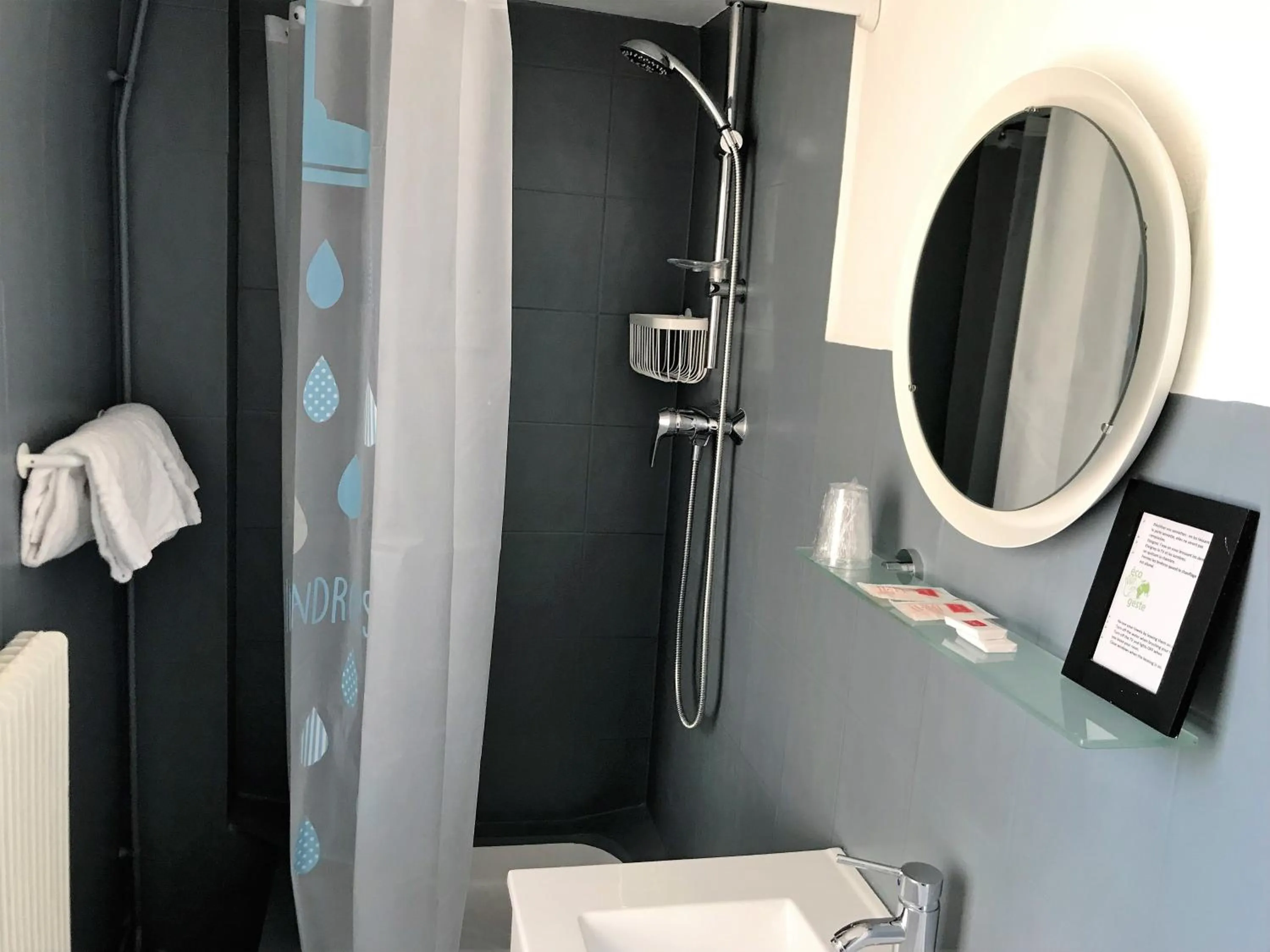 Bathroom in Hôtel L'Estran