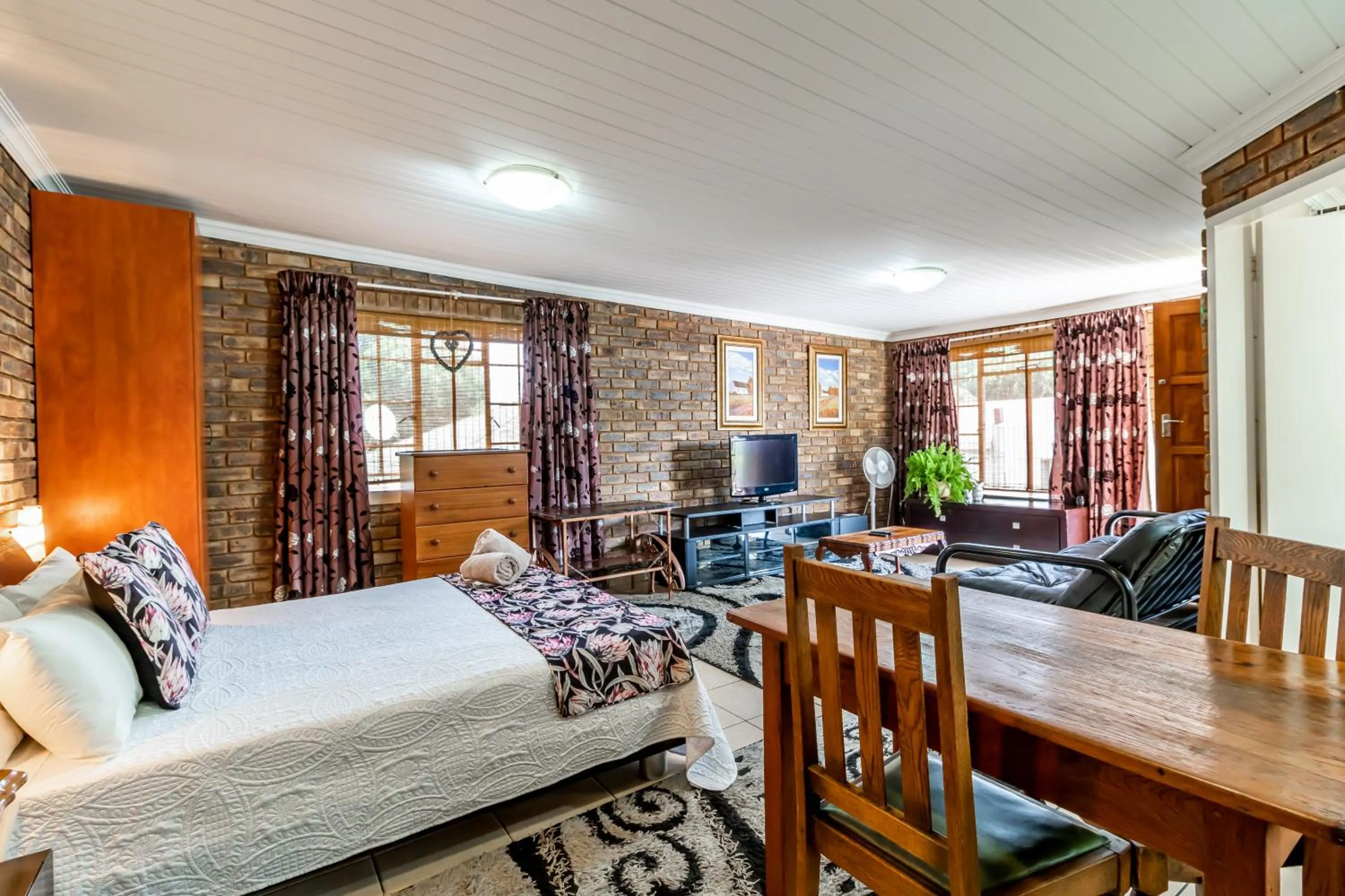 Bedroom, Bed in Berghaan Pretoria