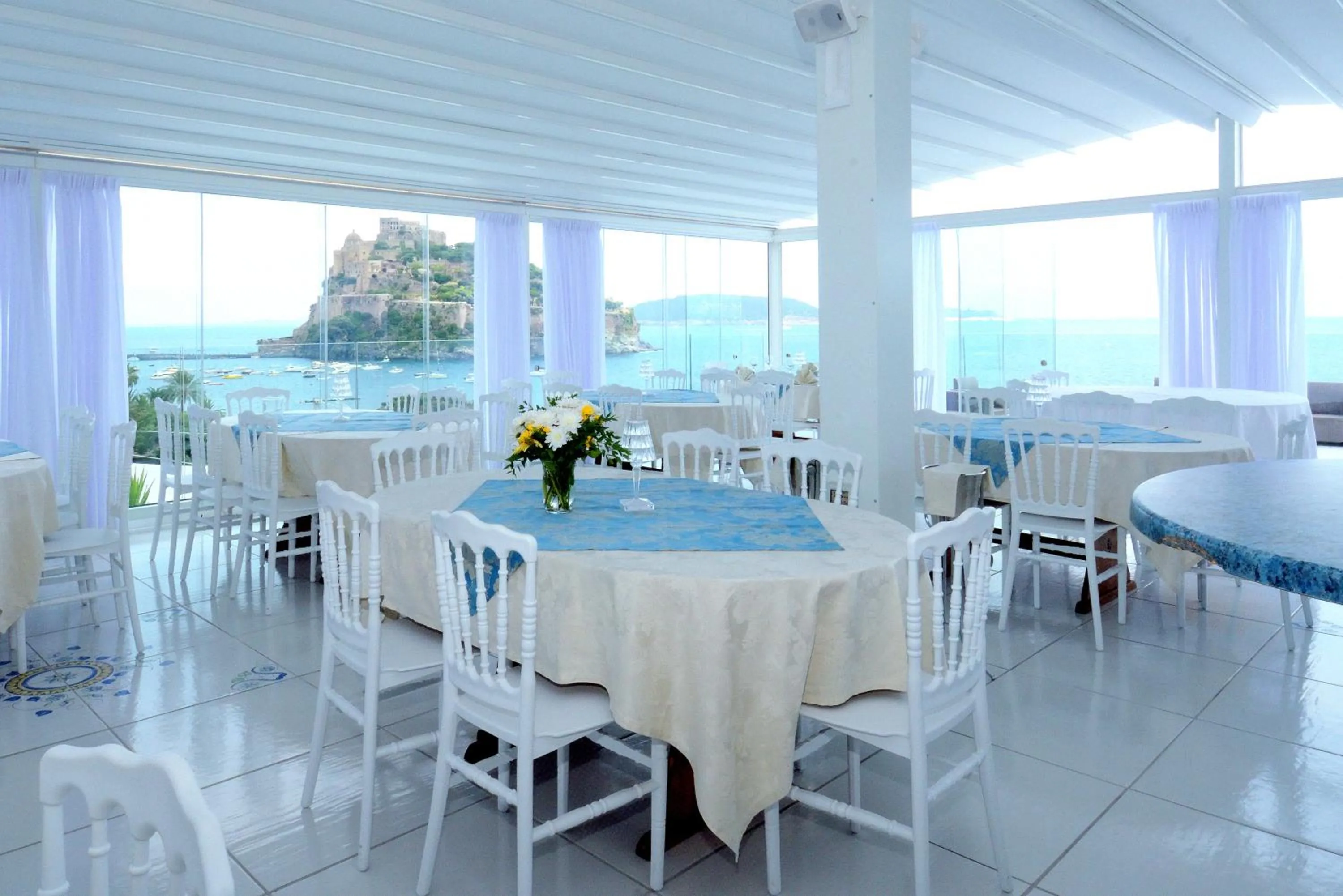 Restaurant/places to eat in Hotel La Ninfea