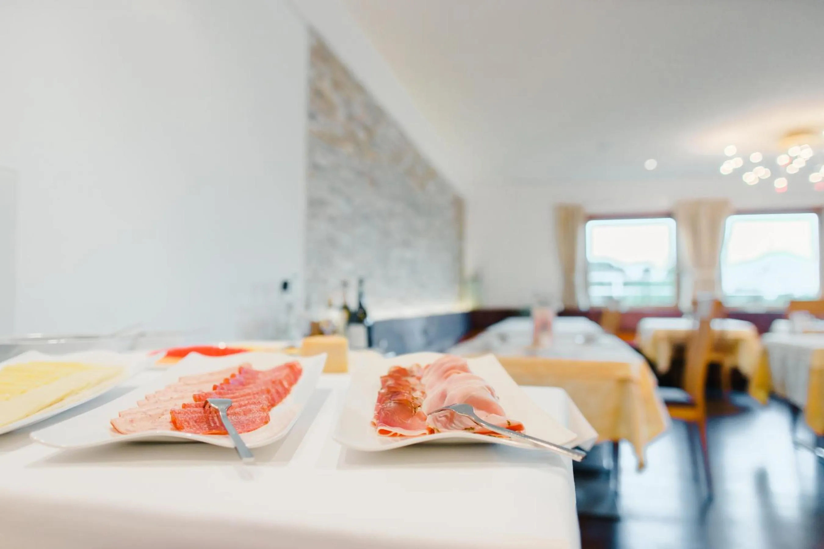 Breakfast, Bed in Oliven- & Genusshotel Hirzer